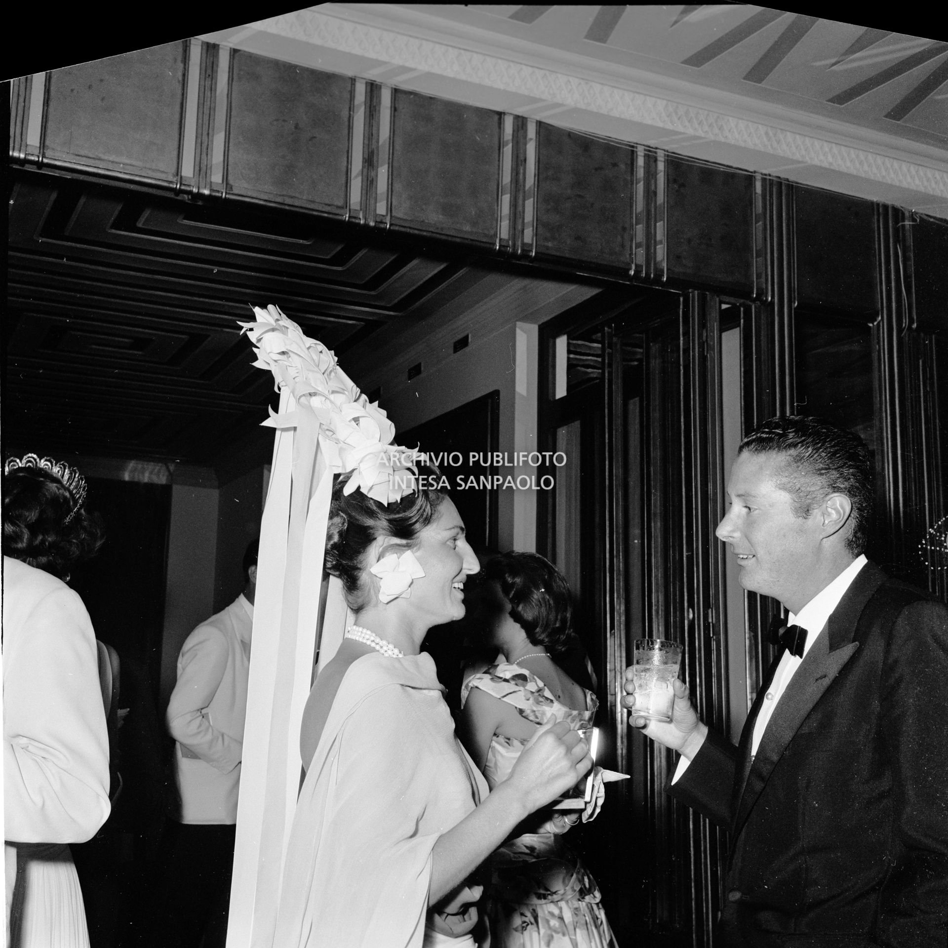 Il conte Brandolini e Madame Patricia Lopez-Willshaw al ricevimento organizzato da Elsa Maxwell in onore di Maria Callas