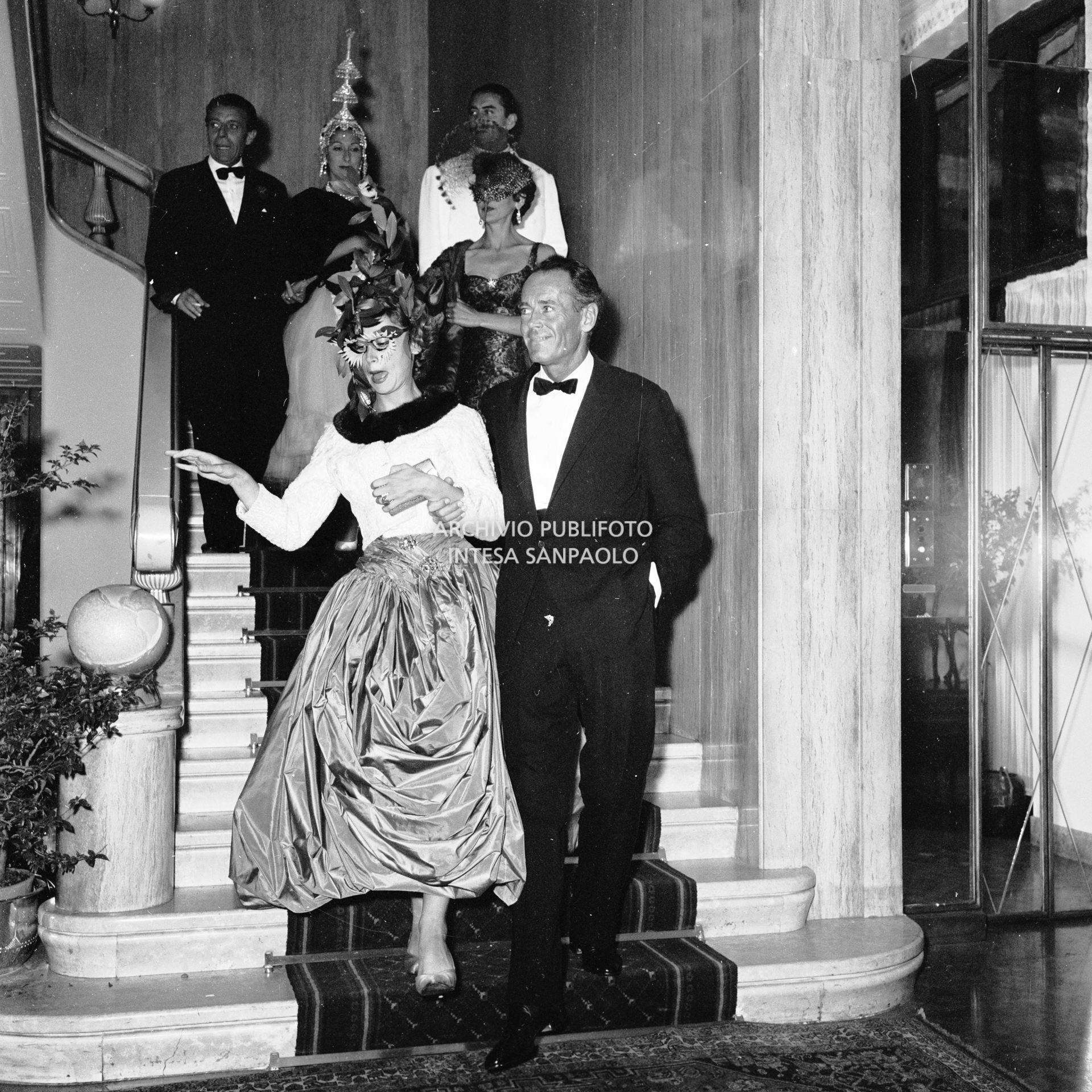 Henry Fonda con la moglie Afdera Franchetti, insieme ad altri ospiti, al ricevimento organizzato da Elsa Maxwell in onore di Maria Callas