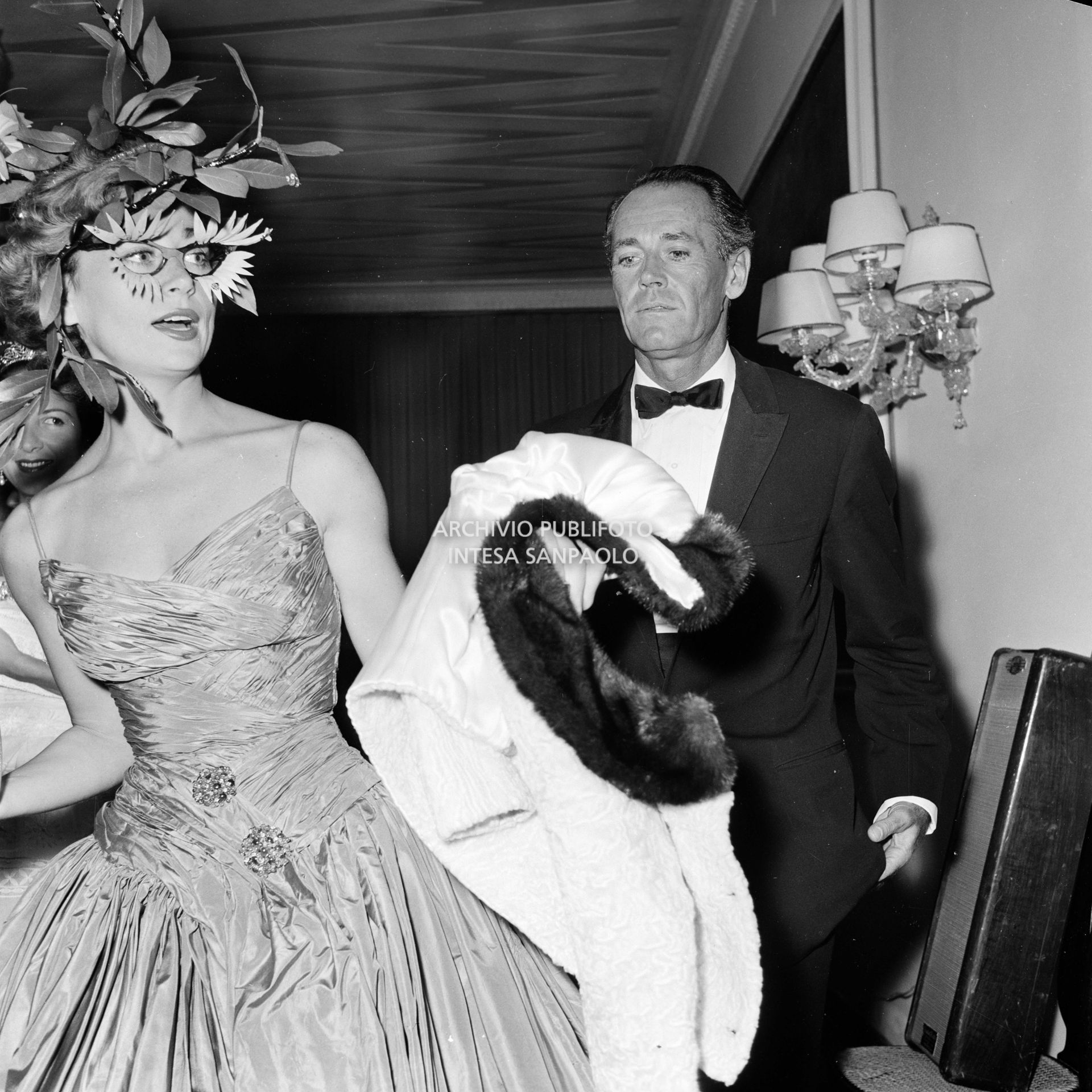 Henry Fonda con la moglie Afdera Franchetti al ricevimento organizzato da Elsa Maxwell in onore di Maria Callas