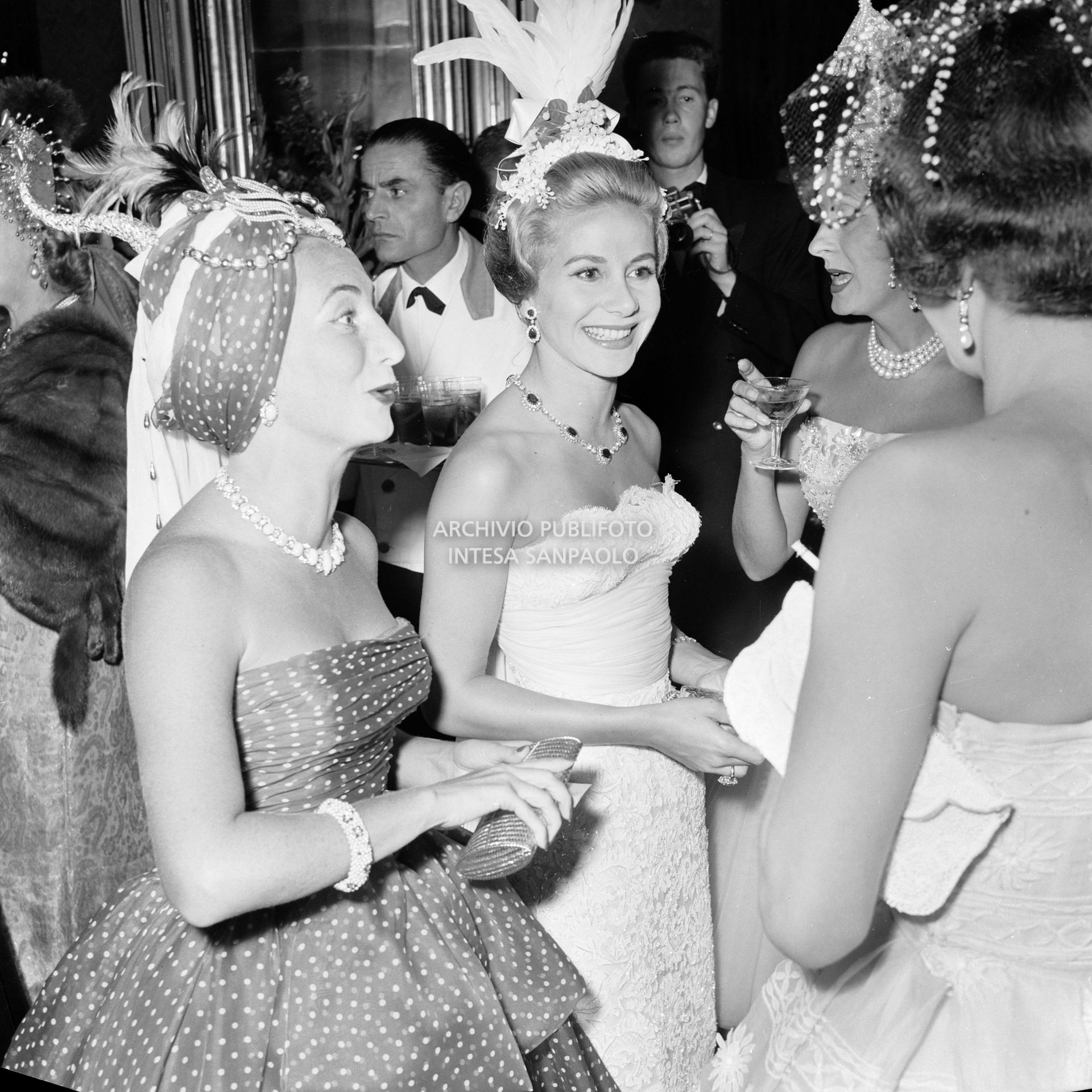 Tina Onassis tra altre invitate al ricevimento organizzato da Elsa Maxwell in onore di Maria Callas