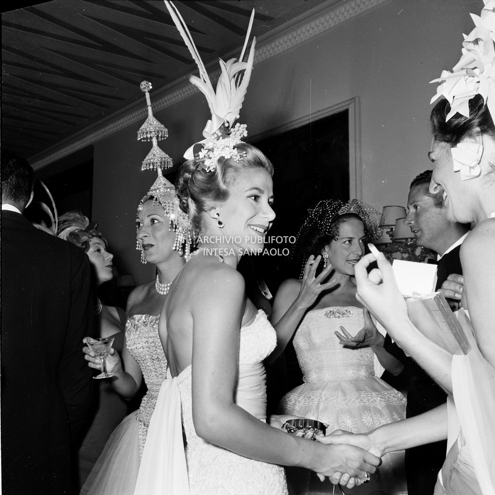 Carla De Zara (a sinistra) e Tina Onassis (in primo piano), tra altre invitate, al ricevimento organizzato da Elsa Maxwell in onore di Maria Callas