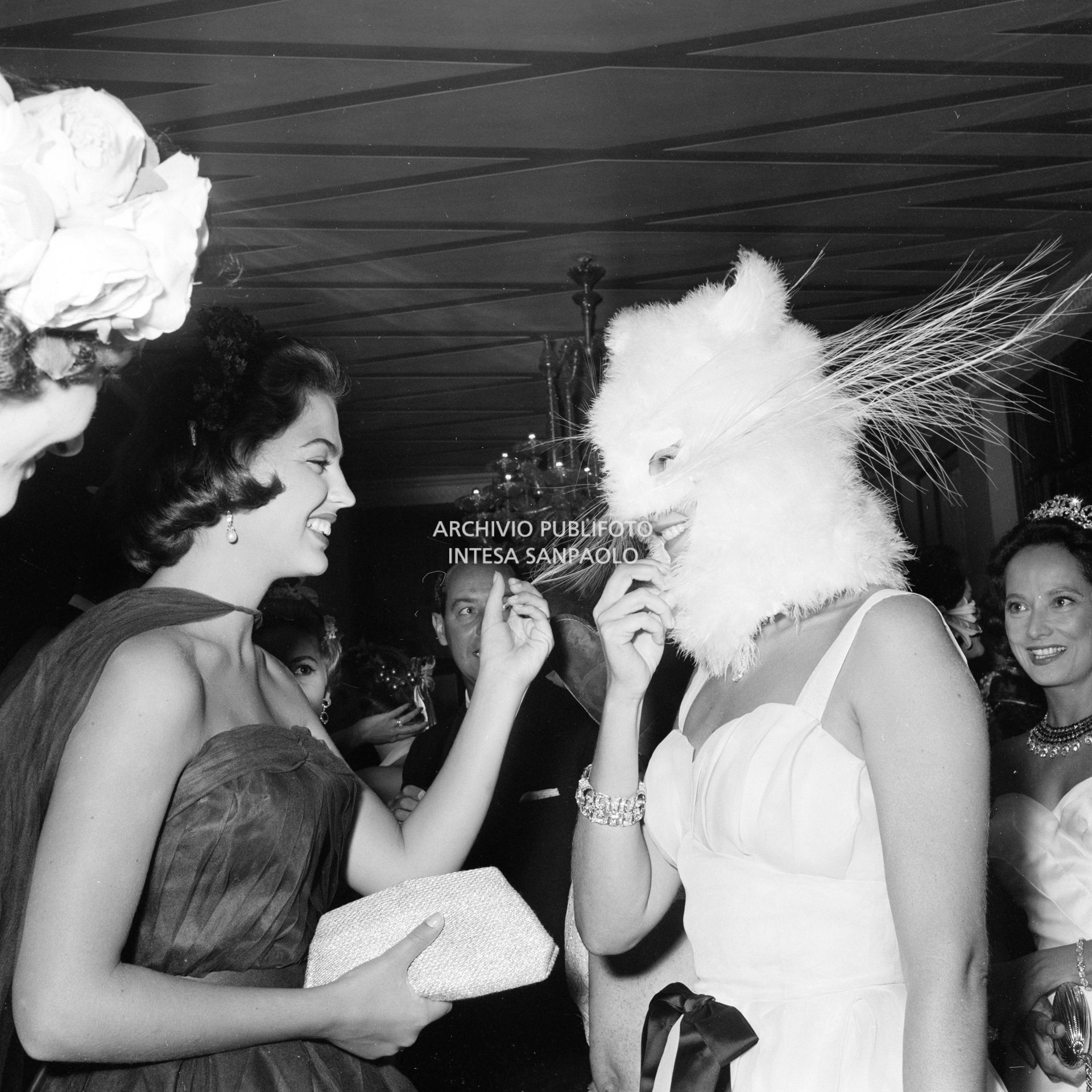 Domitilla Ruspoli, con la maschera da gatto, in compagnia di Ira von Fürstenberg, al ricevimento organizzato da Elsa Maxwell in onore di Maria Callas