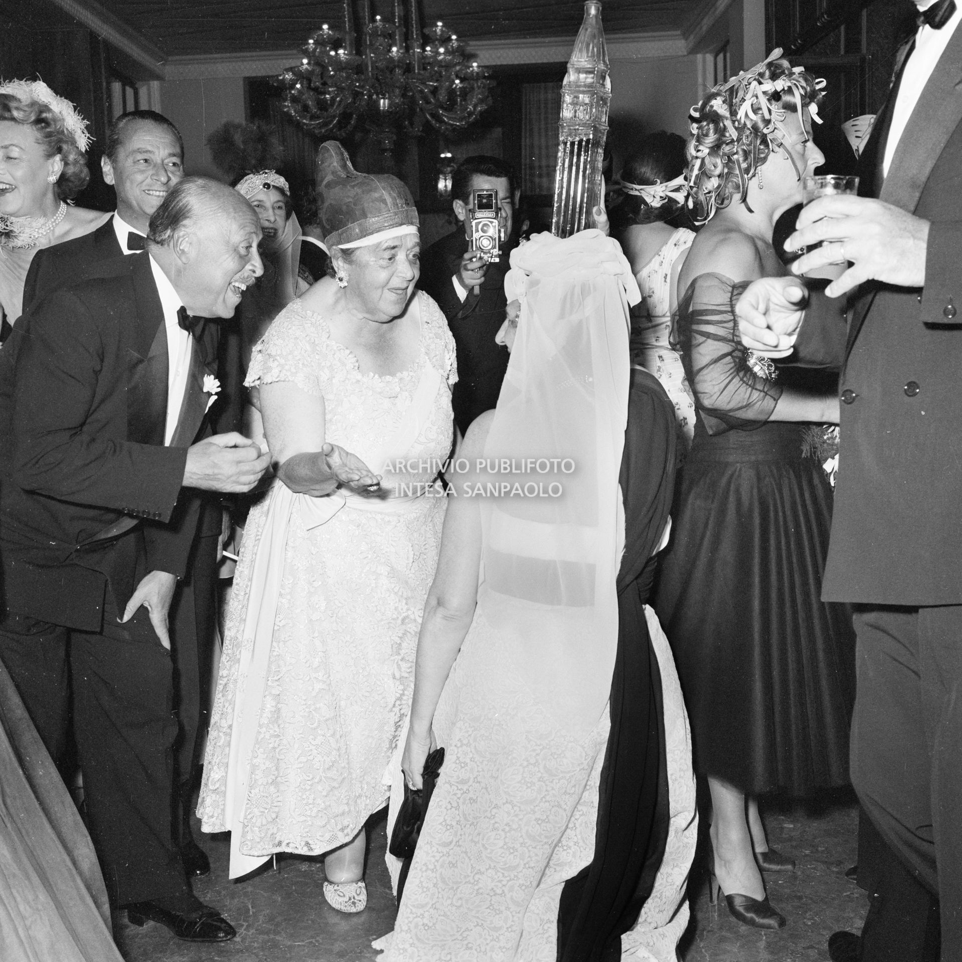 La marchesa Olga Cadaval (di spalle) con Elsa Maxwell, tra gli altri, al ricevimento organizzato in onore di Maria Callas