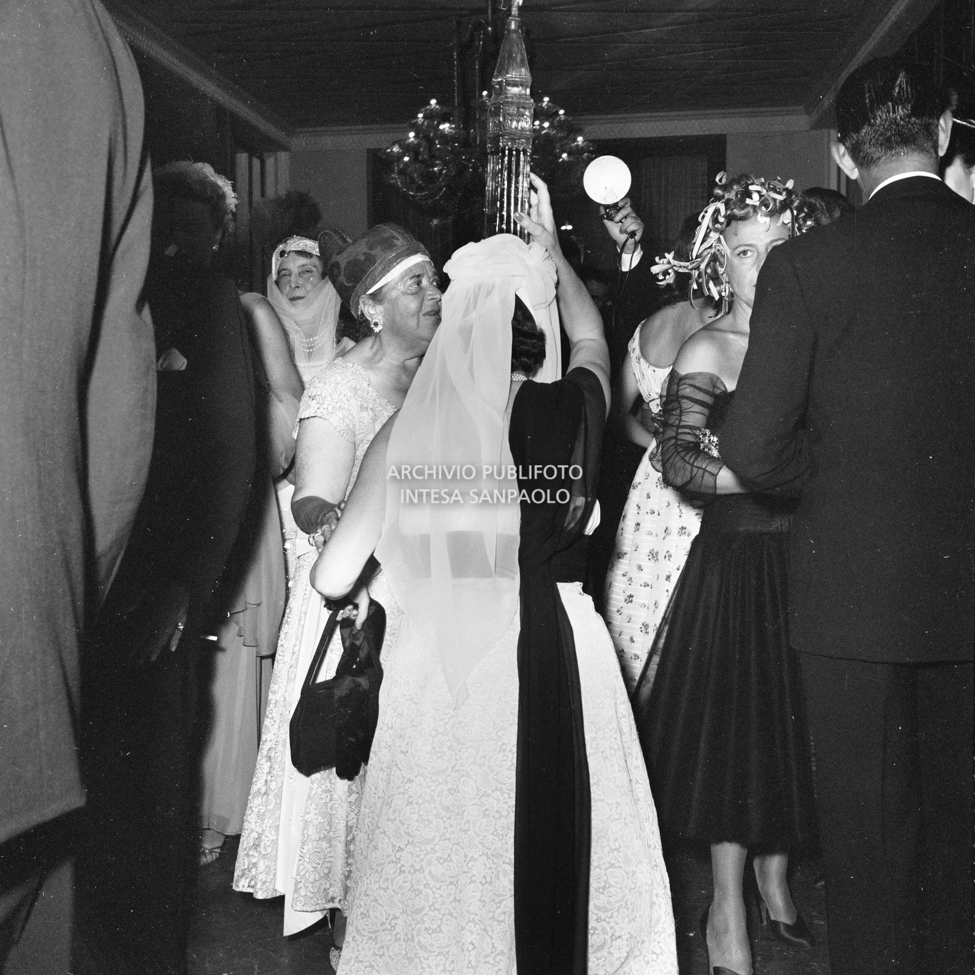 La marchesa Olga Cadaval (di spalle) con Elsa Maxwell, tra gli altri, al ricevimento organizzato in onore di Maria Callas