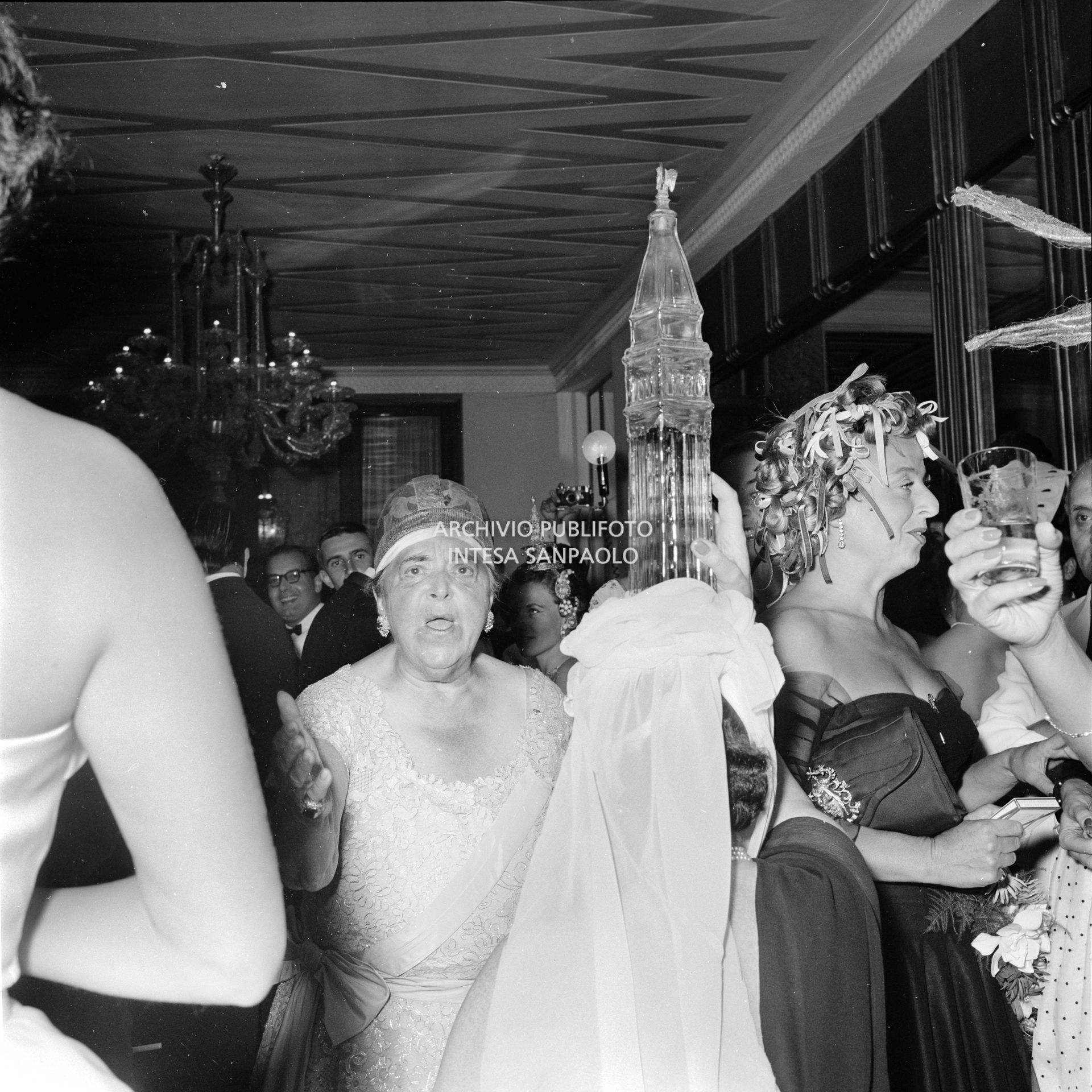 La marchesa Olga Cadaval (di spalle) con Elsa Maxwell, tra gli altri, al ricevimento organizzato in onore di Maria Callas