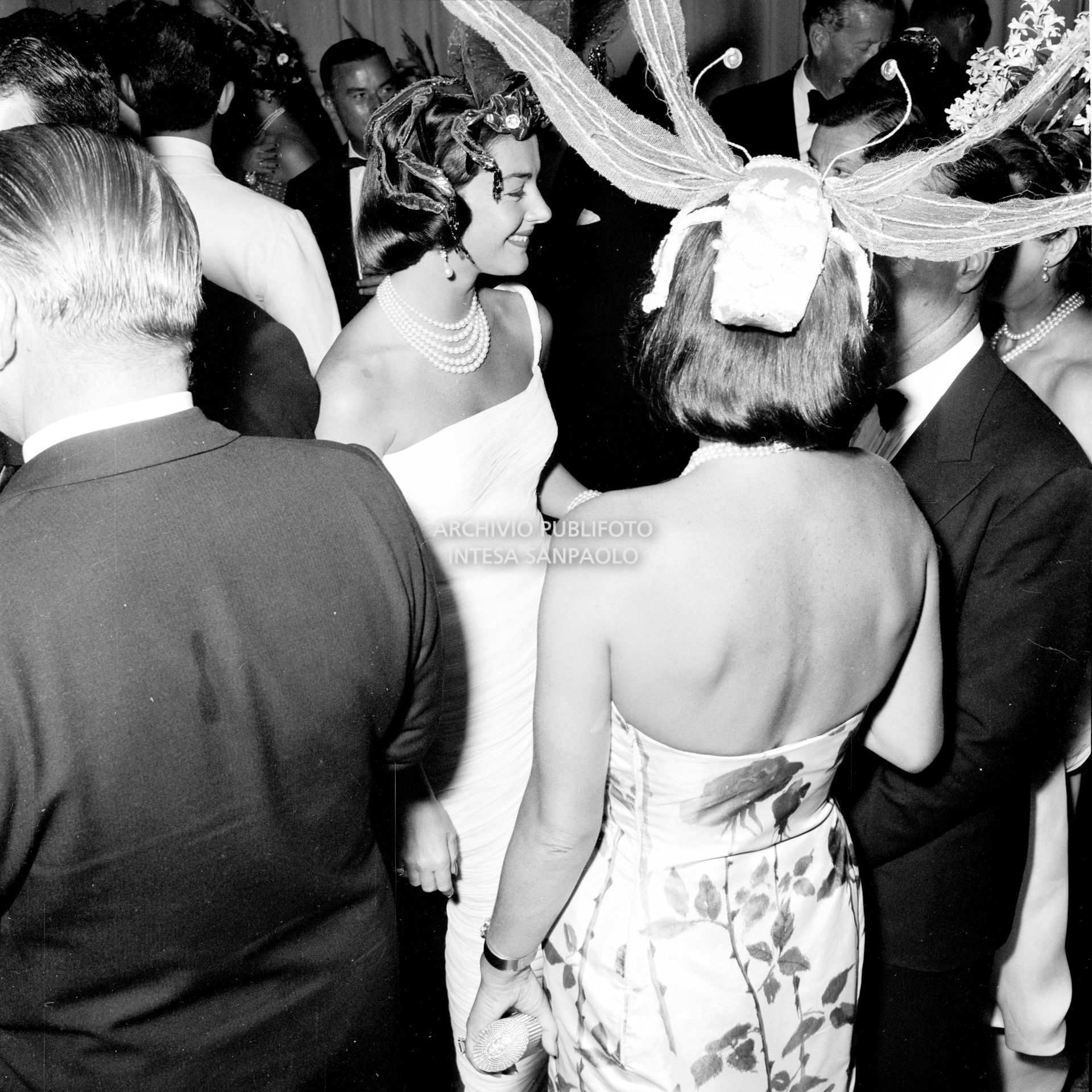 La contessa Consuelo O'Connor Crespi, tra gli altri, al ricevimento organizzato in onore di Maria Callas