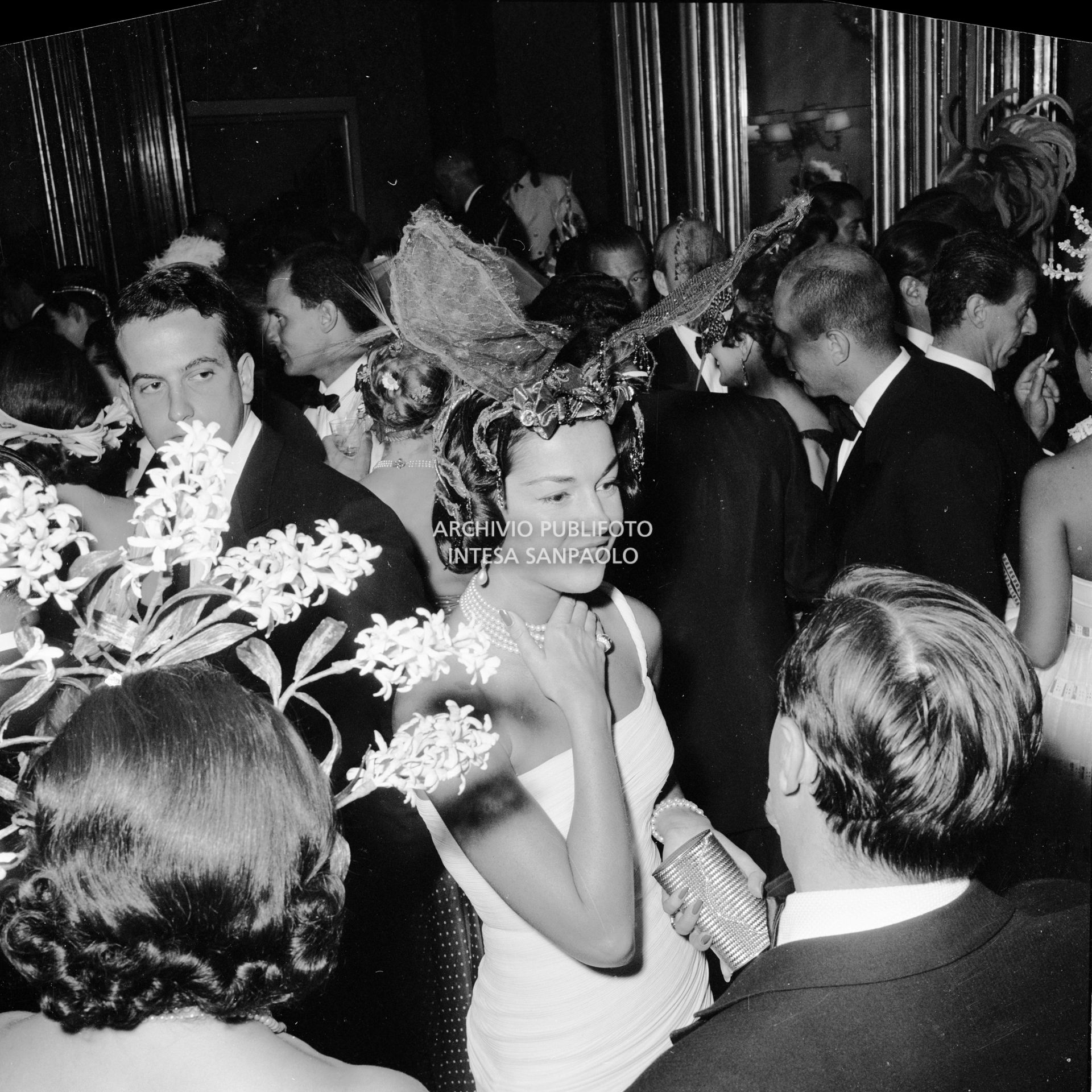 La contessa Consuelo O'Connor Crespi, tra gli altri, al ricevimento organizzato in onore di Maria Callas