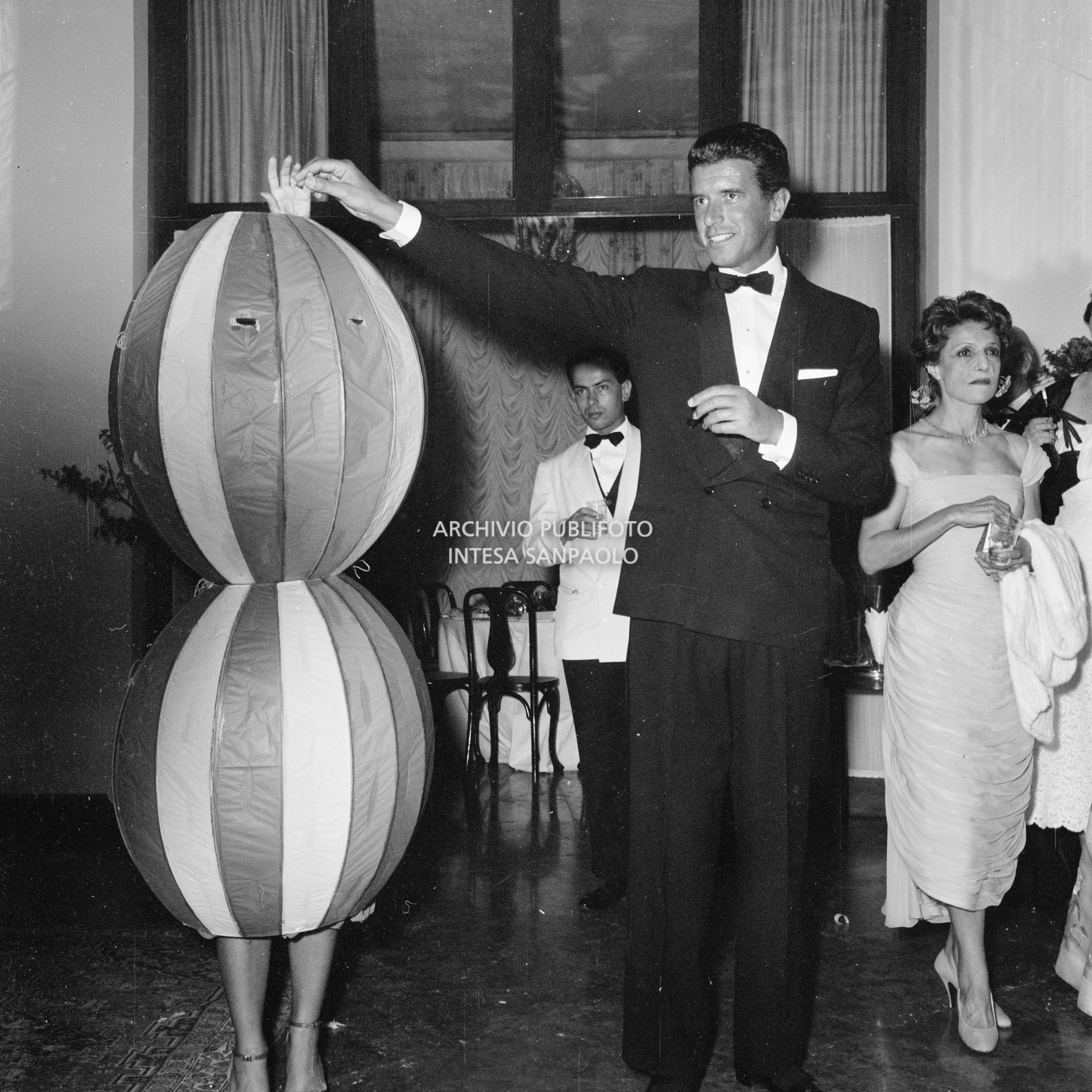 Un curioso costume avvolge Miss Maria Salata Philips al ricevimento organizzato da Elsa Maxwell in onore di Maria Callas