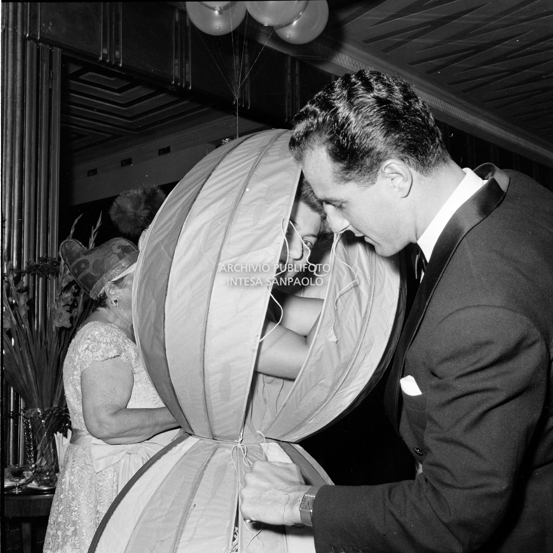 Miss Maria Salata Philips nel suo curioso costume al ricevimento organizzato da Elsa Maxwell in onore di Maria Callas