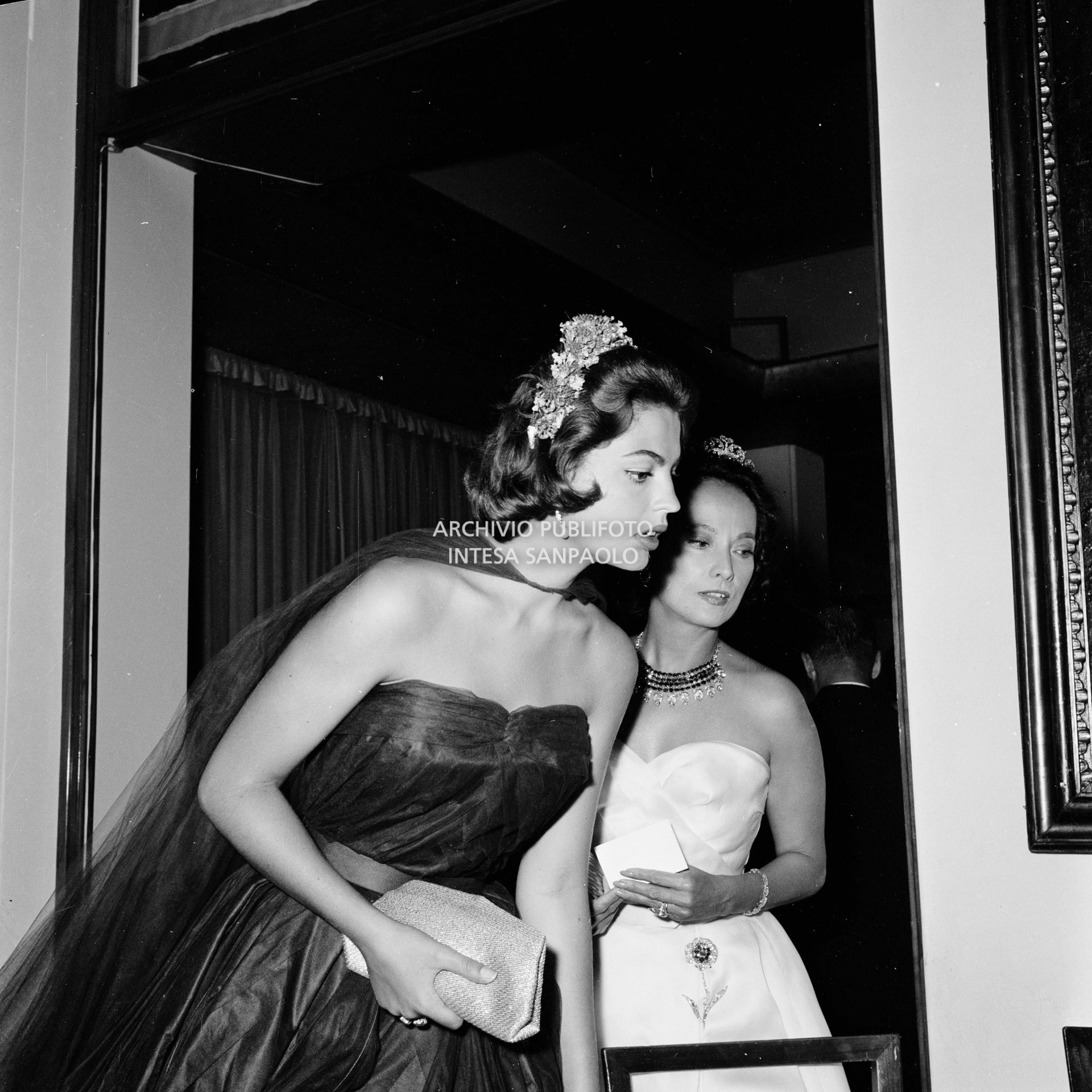 Ira von Fürstenberg (a sinistra) e Merle Oberon al ricevimento organizzato da Elsa Maxwell in onore di Maria Callas