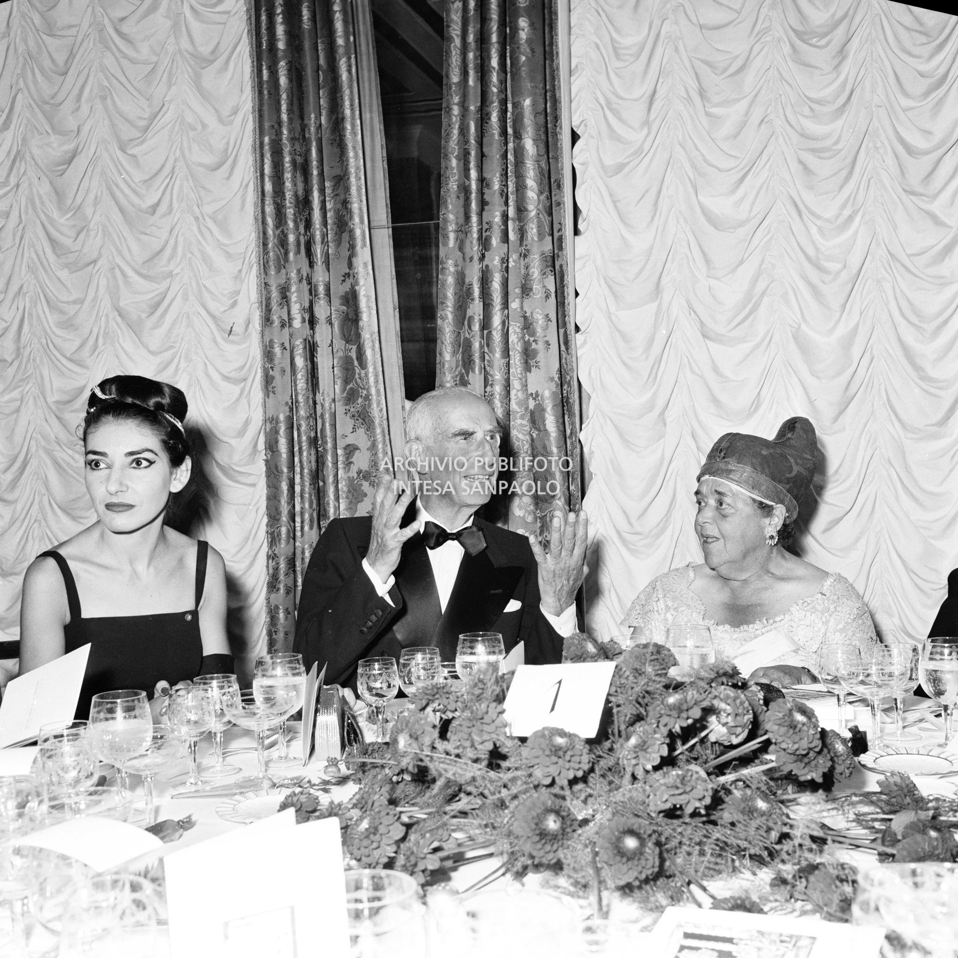 Maria Callas, il duca di Sangro e Elsa Maxwell cenano al ricevimento in onore della soprano