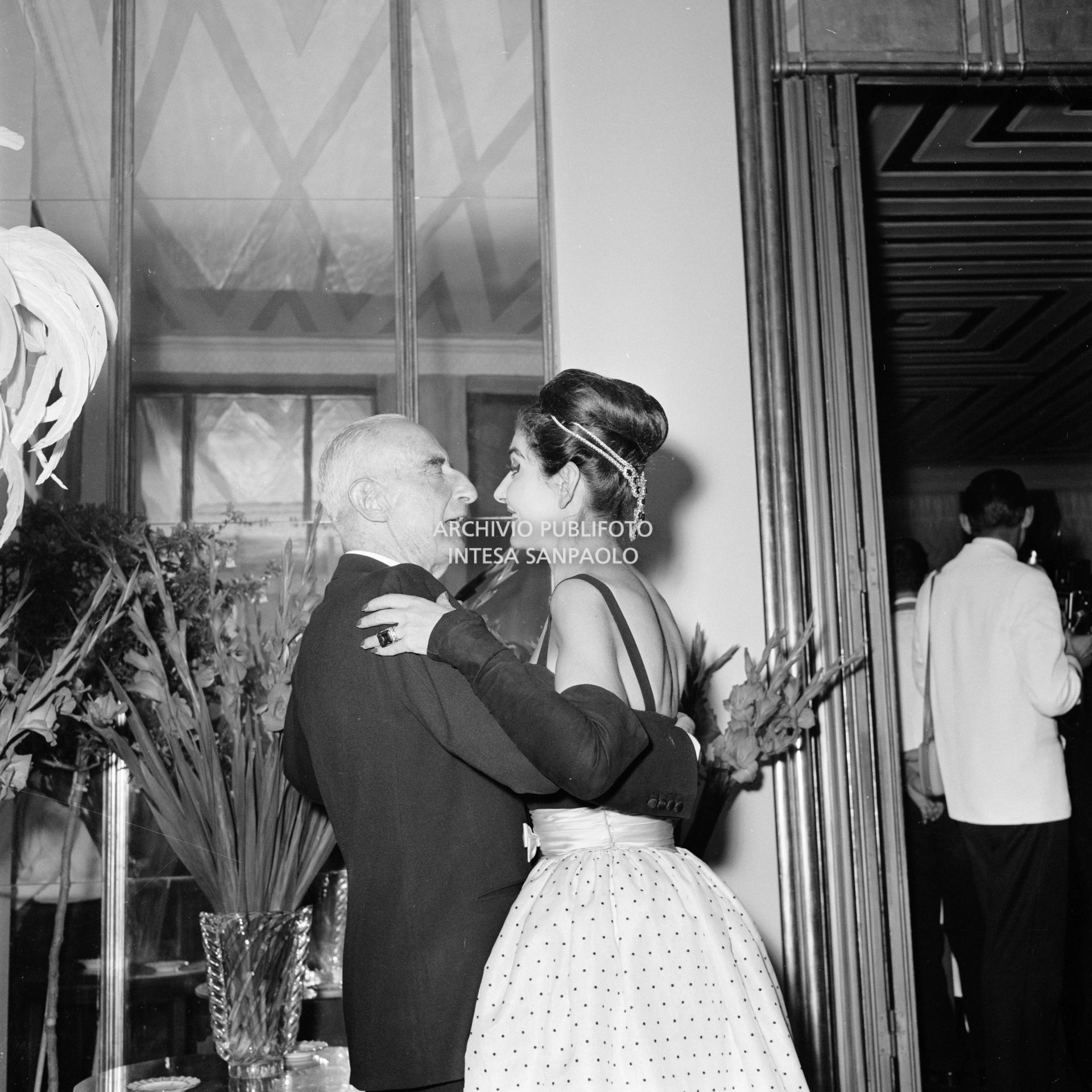 Maria Callas balla con il duca di Sangro al ricevimento organizzato da Elsa Maxwell in onore della soprano
