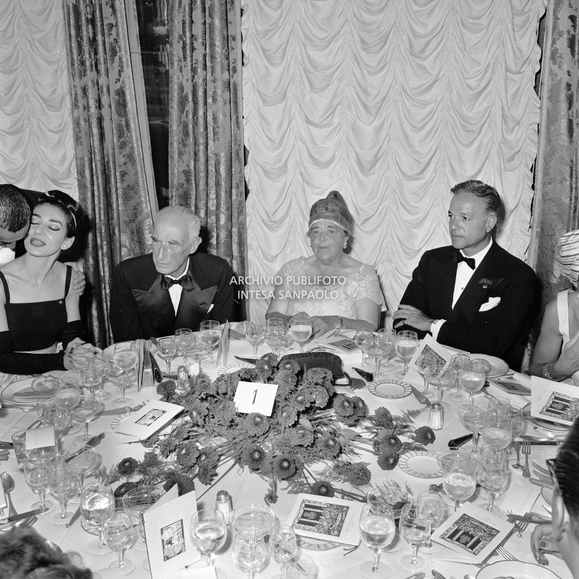 Maria Callas, il duca di Sangro, Elsa Maxwell e il marchese Mattos cenano al ricevimento in onore della soprano