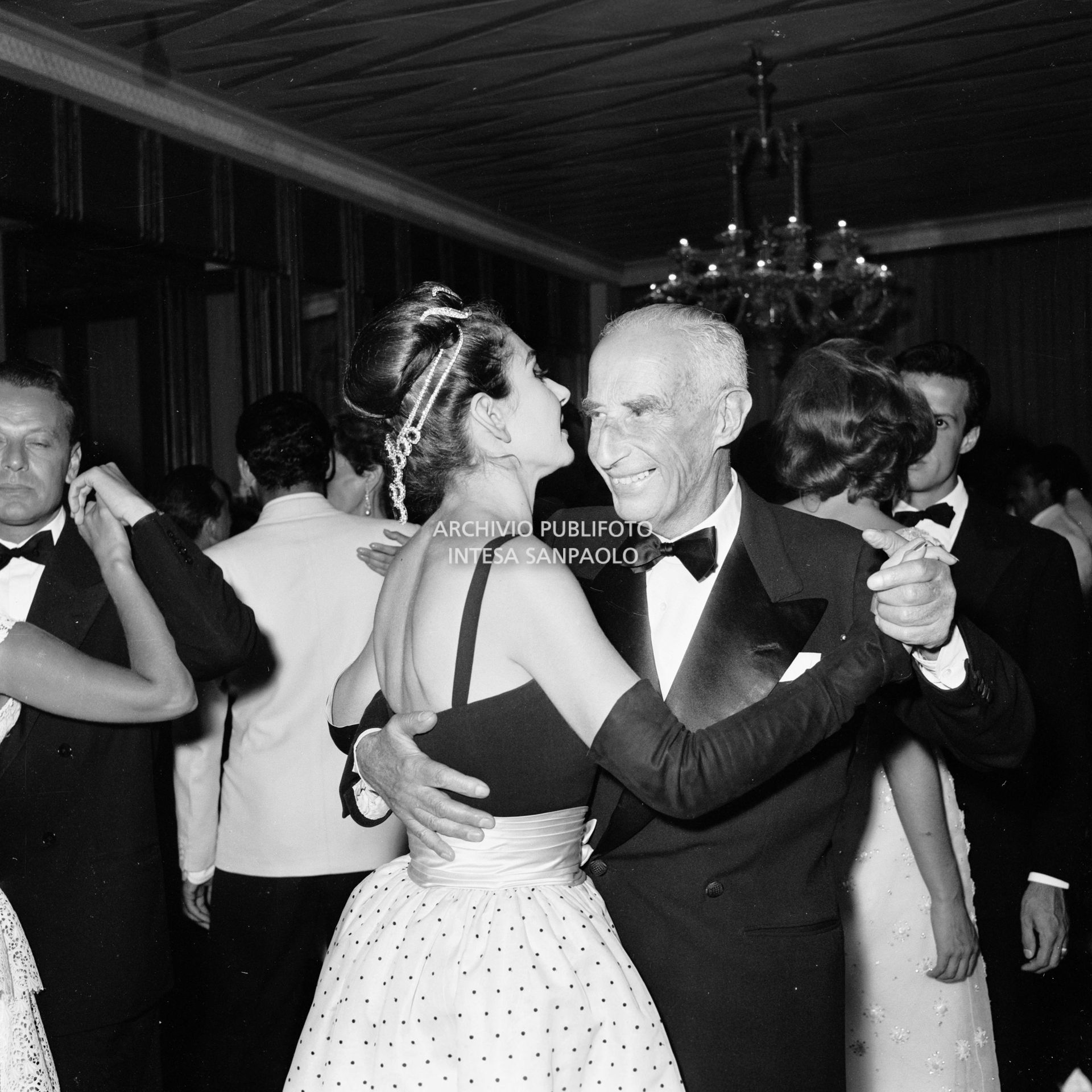 Maria Callas balla con il duca di Sangro al ricevimento organizzato da Elsa Maxwell in onore della soprano