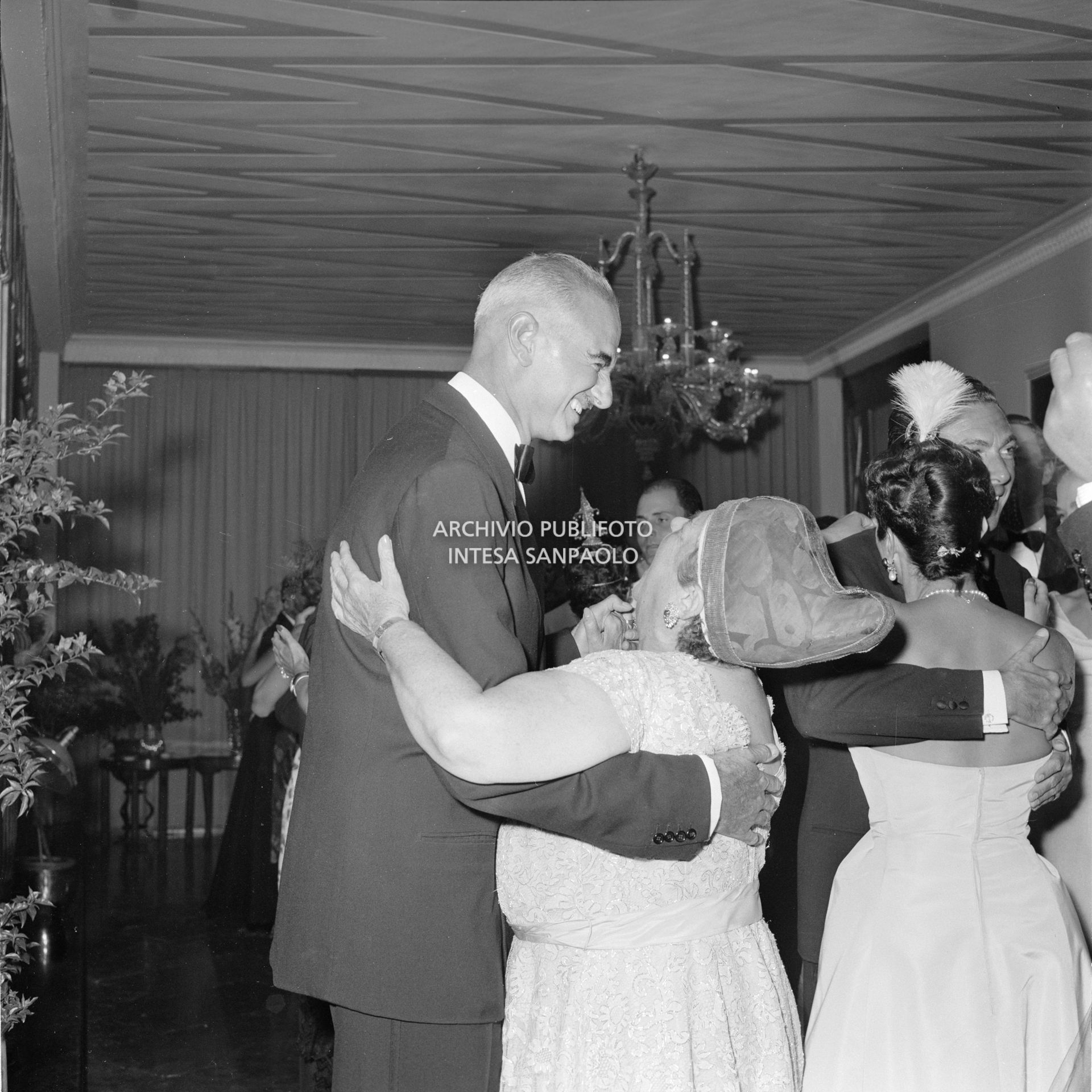 La Maxwell apre le danze ballando con il conte Adolfo Caracciolo