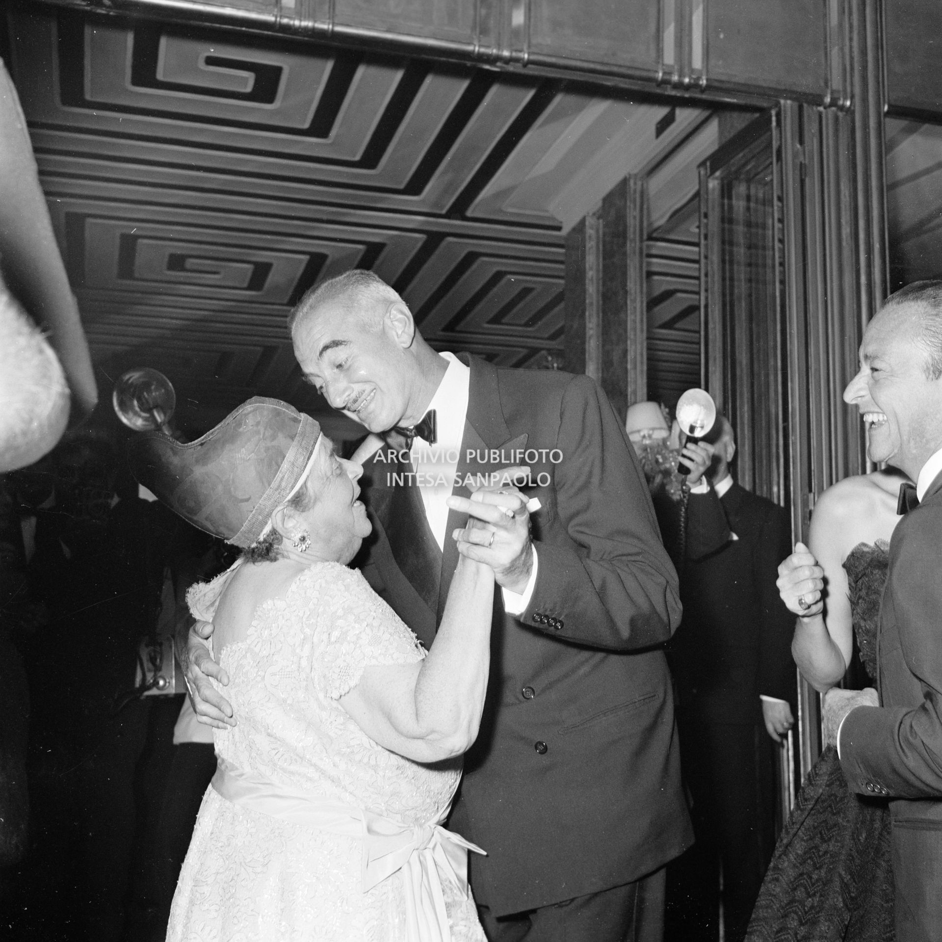 La Maxwell apre le danze ballando con il conte Adolfo Caracciolo