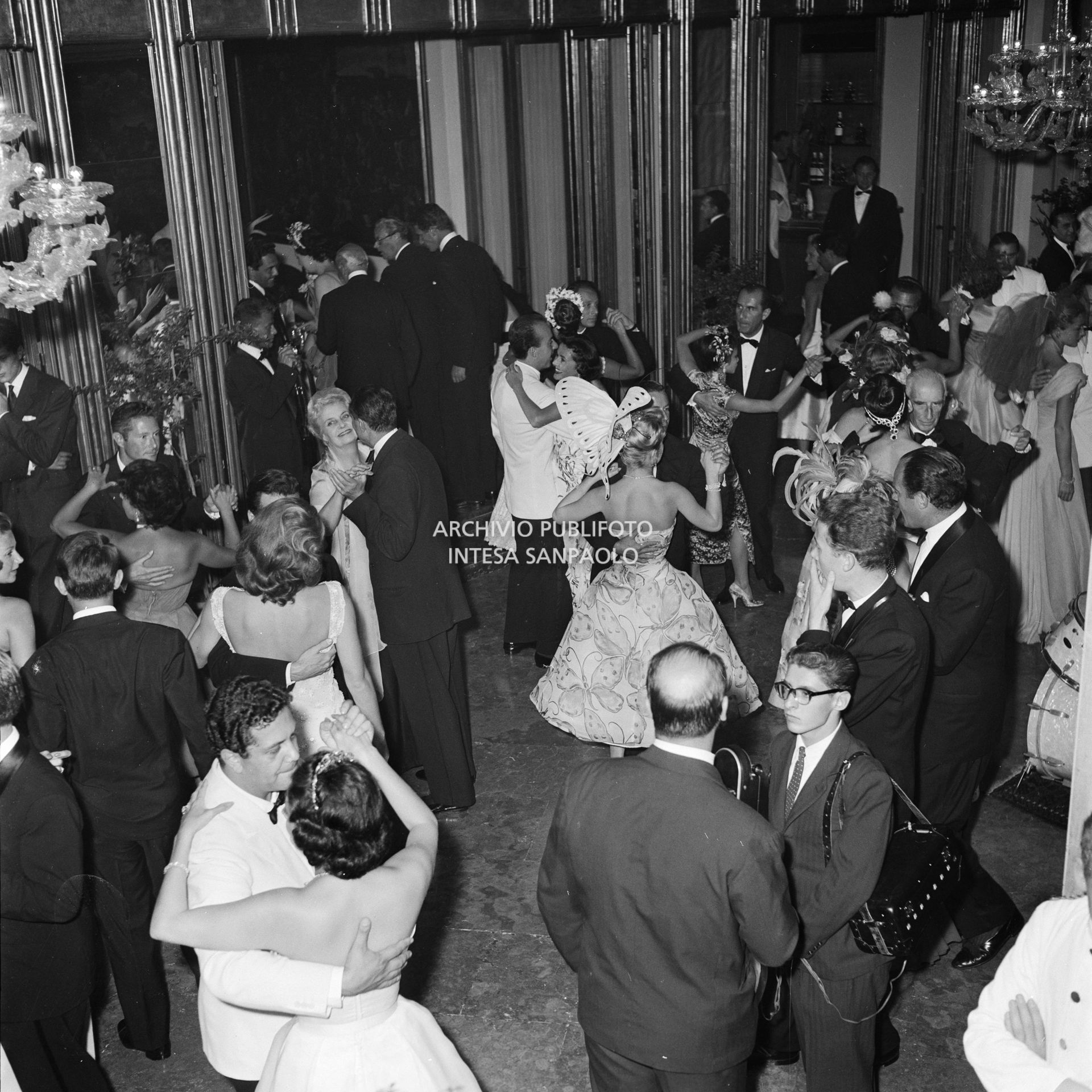 Un momento del ricevimento in onore di Maria Callas organizzato da Elsa Maxwell