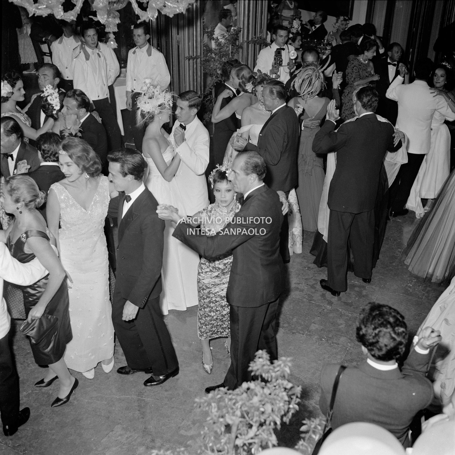 Un momento del ricevimento in onore di Maria Callas organizzato da Elsa Maxwell