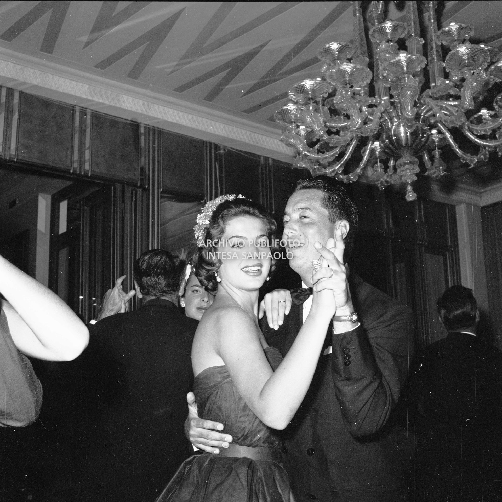 Ira von Fürstenberg balla con il conte Rudy Crespi al ricevimento organizzato da Elsa Maxwell  in onore di Maria Callas