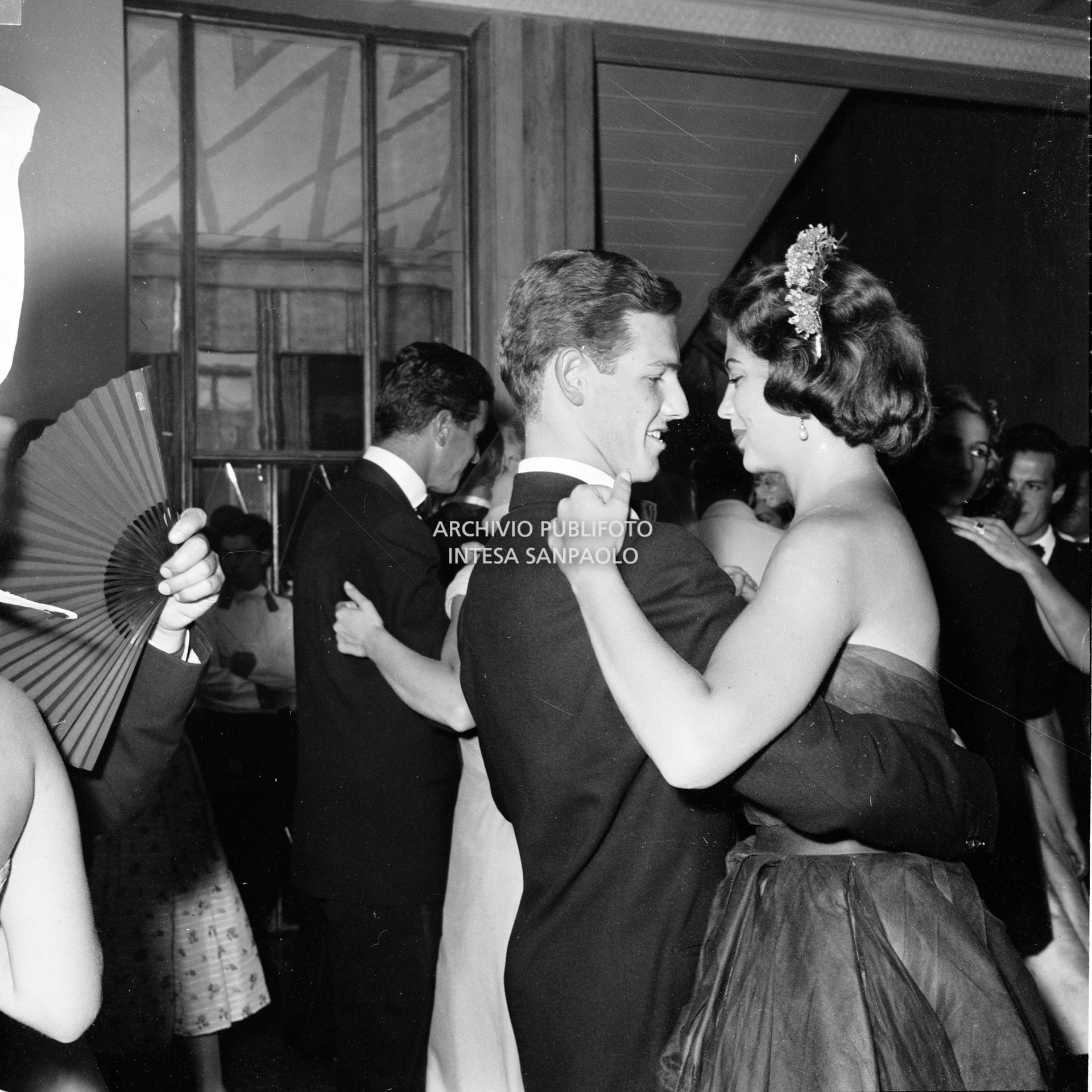 Ira von Fürstenberg balla con Giovanni Volpi di Misurata al ricevimento organizzato da Elsa Maxwell  in onore di Maria Callas