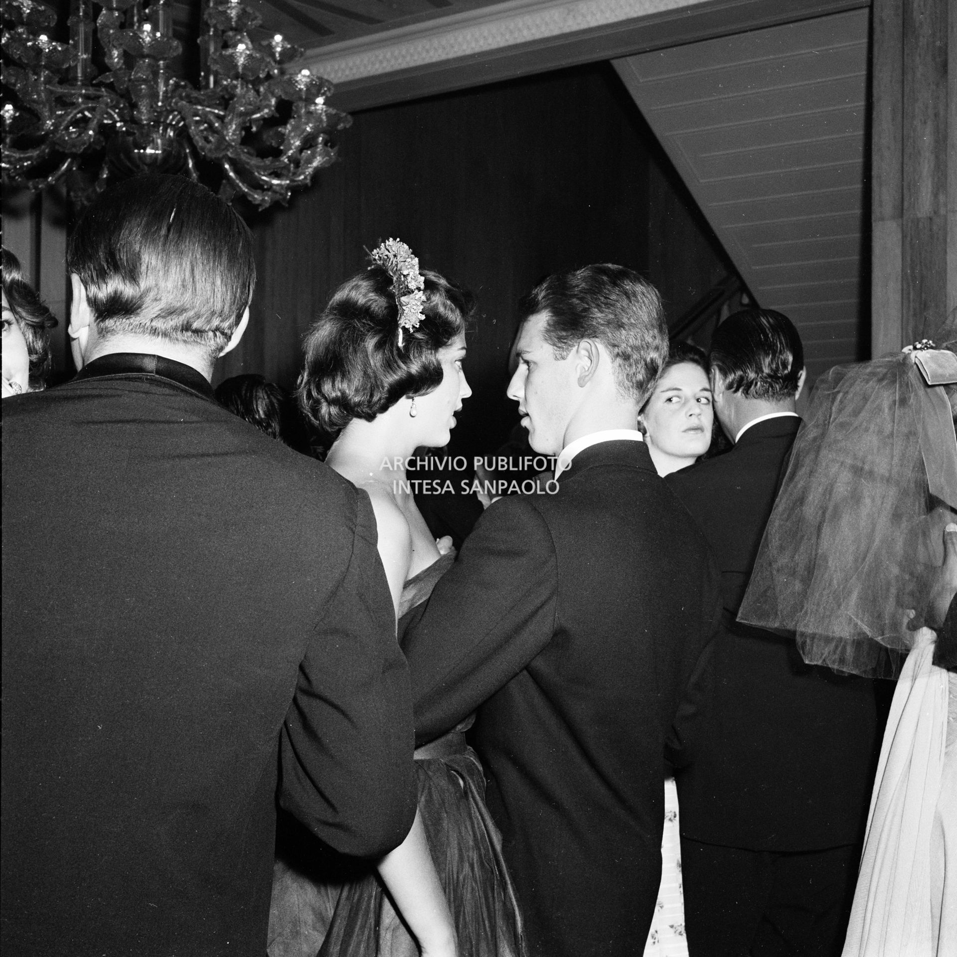 Ira von Fürstenberg balla con Giovanni Volpi di Misurata al ricevimento organizzato da Elsa Maxwell  in onore di Maria Callas