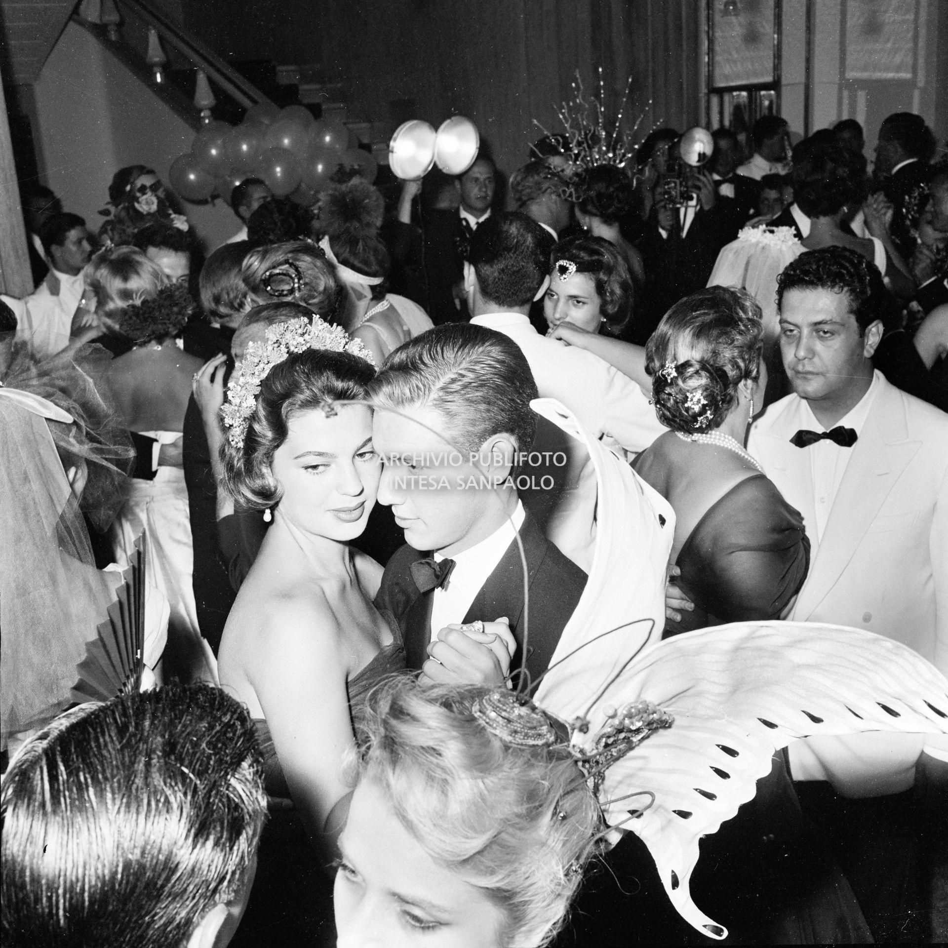 Ira von Fürstenberg balla con Giovanni Volpi di Misurata al ricevimento organizzato da Elsa Maxwell  in onore di Maria Callas