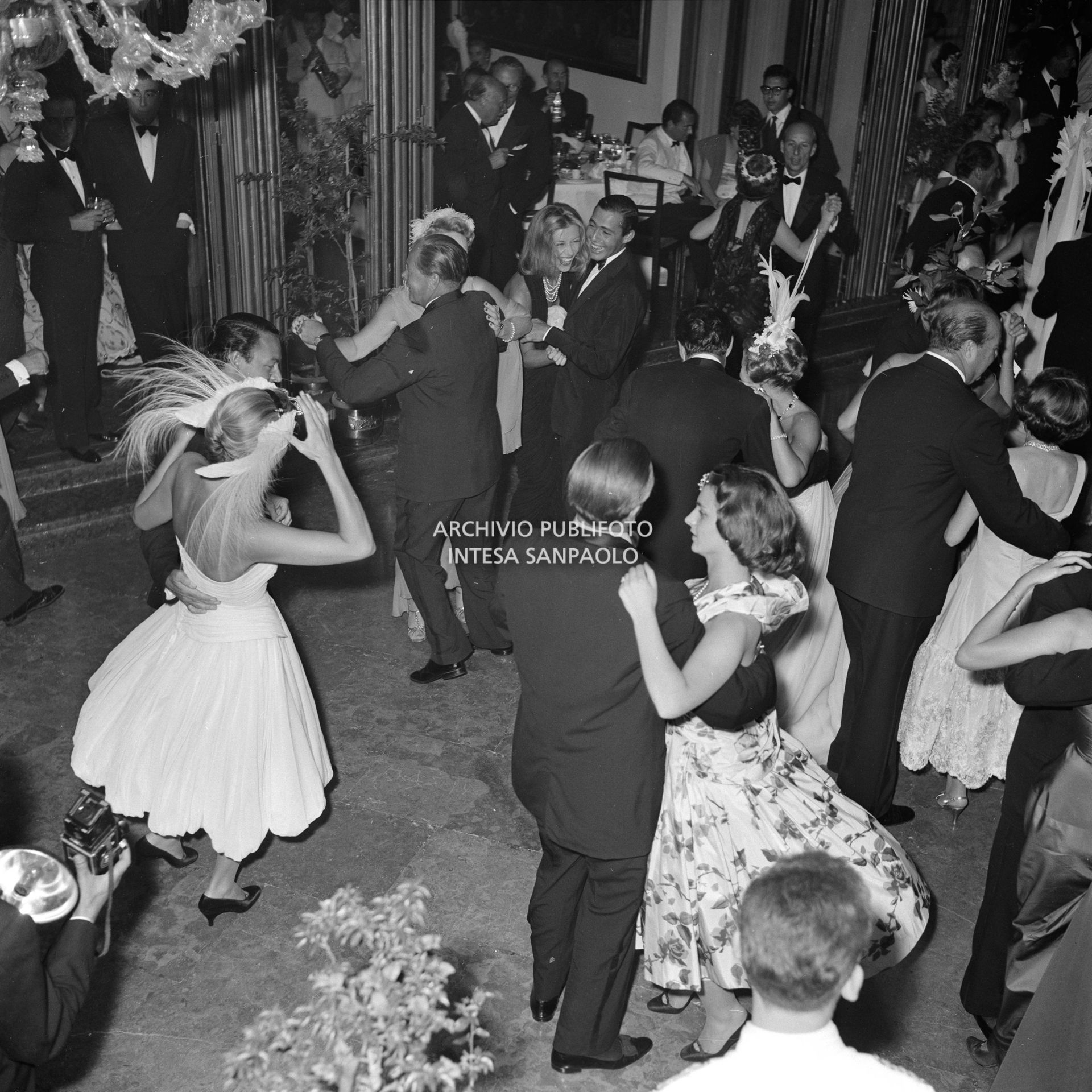 Un momento del ricevimento organizzato da Elsa Maxwell  in onore di Maria Callas