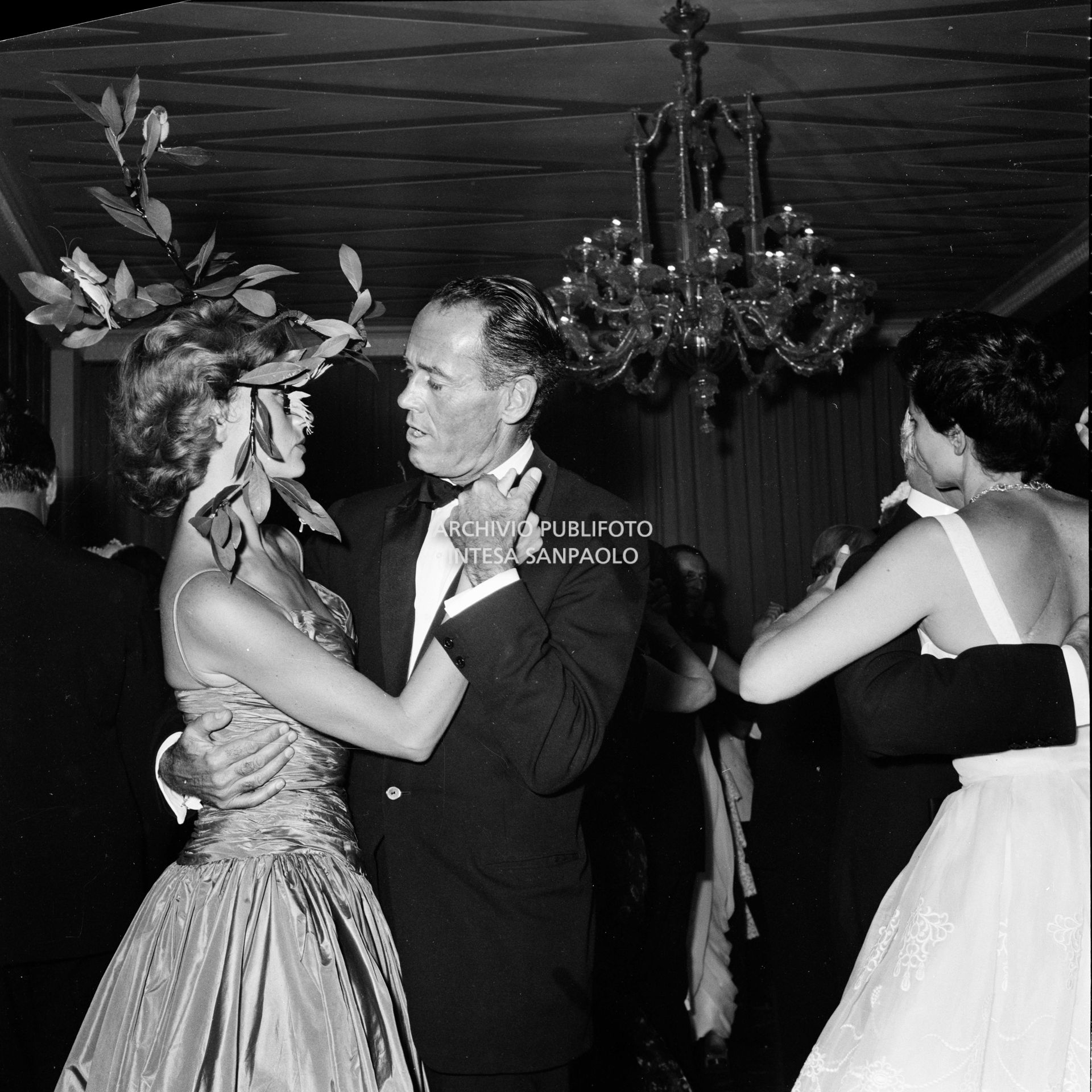 Henry Fonda balla con la moglie Afdera Franchetti al ricevimento organizzato da Elsa Maxwell  in onore di Maria Callas