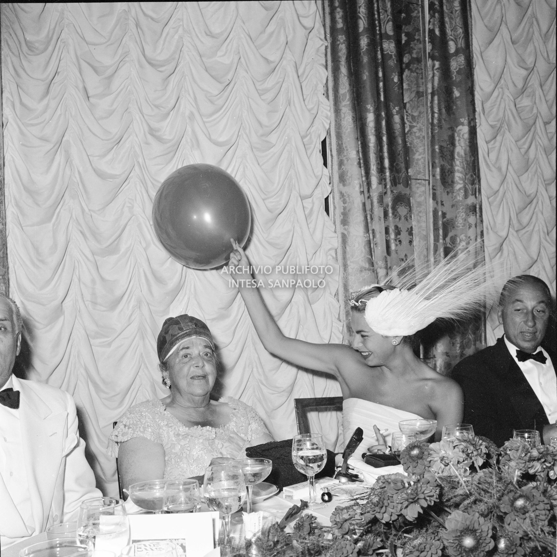 Elsa Maxwell  a fianco alla contessa Gaea Pallavicini al ricevimento organizzato dalla giornalista americana in onore di Maria Callas