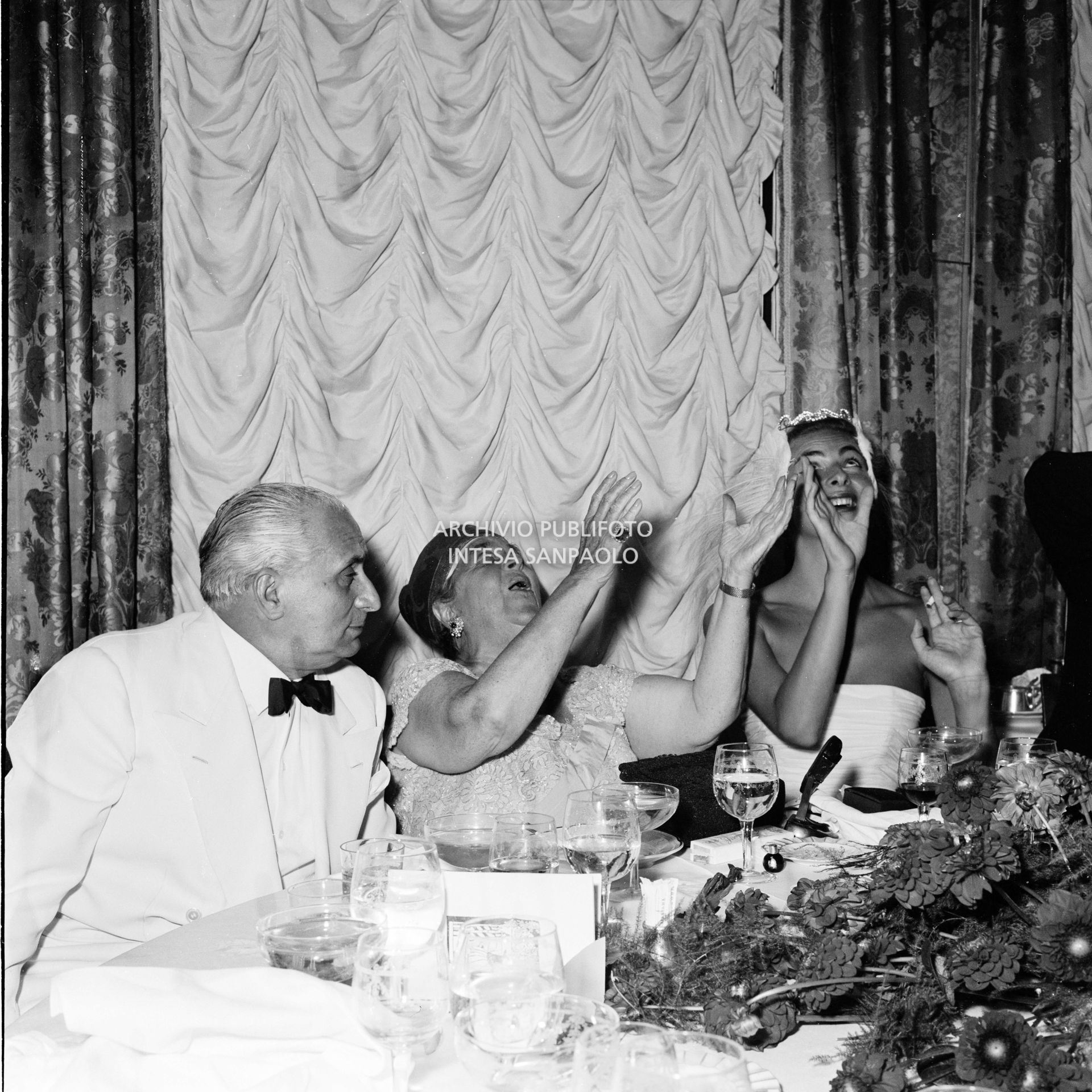 Elsa Maxwell a fianco alla contessa Gaea Pallavicini e a Giovani Battista Meneghini al ricevimento organizzato dalla giornalista americana in onore di Maria Callas