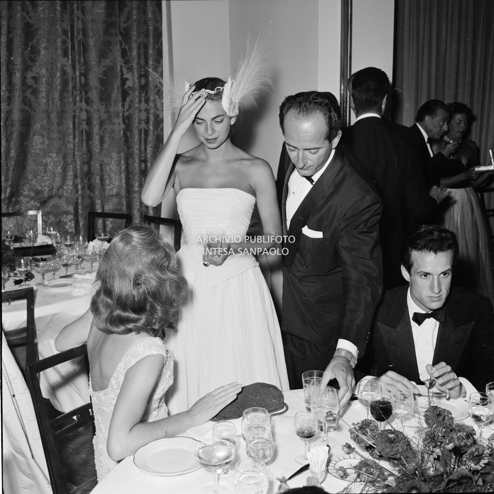 La contessa Gaea Pallavicini con il principe Nicolò Pignatelli al ricevimento organizzato da Elsa Maxwell in onore di Maria Callas