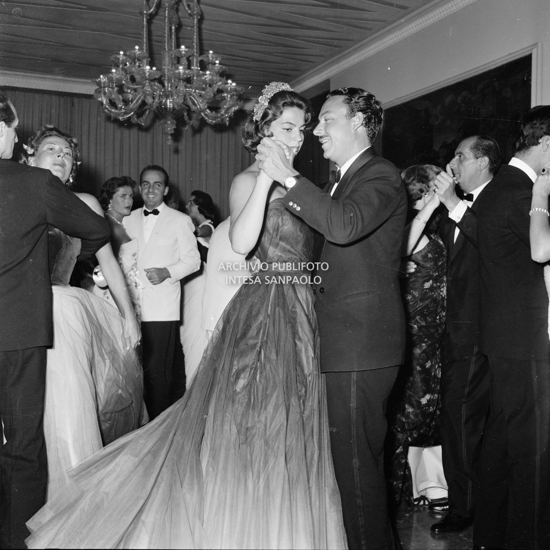 Ira von Fürstenberg balla con il marito Alfonso di Hohenlohe-Langenburg al ricevimento organizzato da Elsa Maxwell in onore di Maria Callas