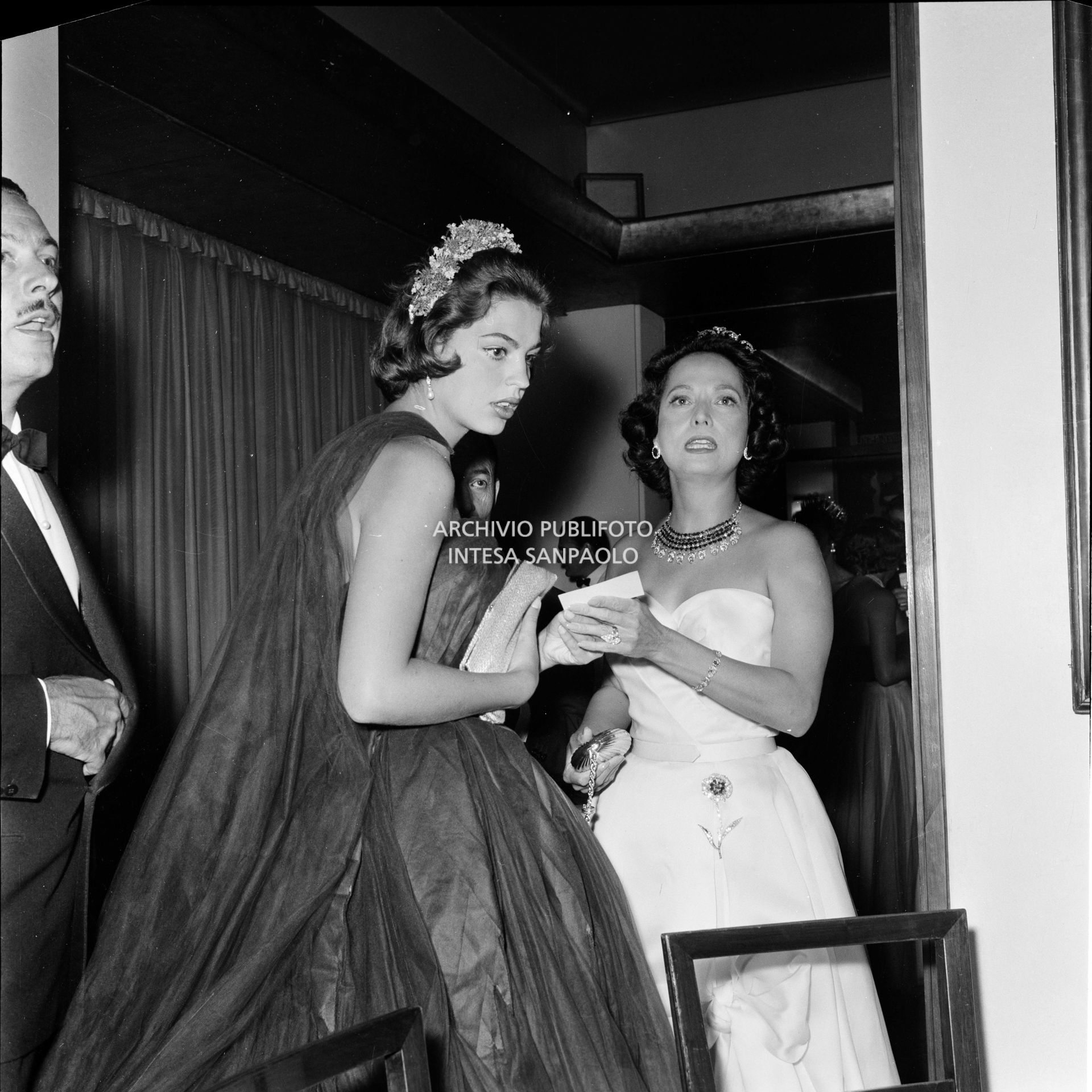 Ira von Fürstenberg con Merle Oberon al ricevimento organizzato da Elsa Maxwell in onore di Maria Callas