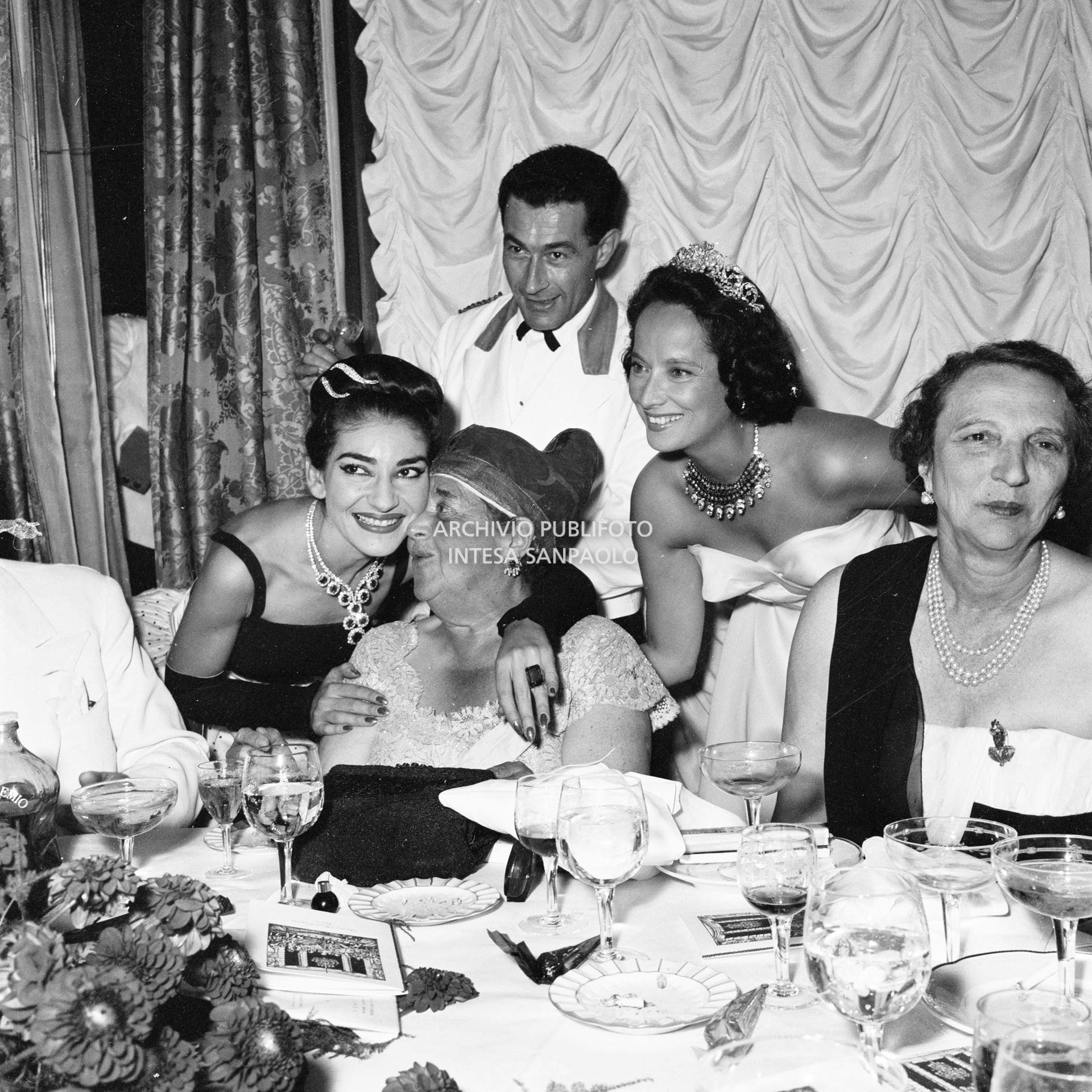 Elsa Maxwell abbraccia Maria Callas al ricevimento che ha organizzato in onore della soprano