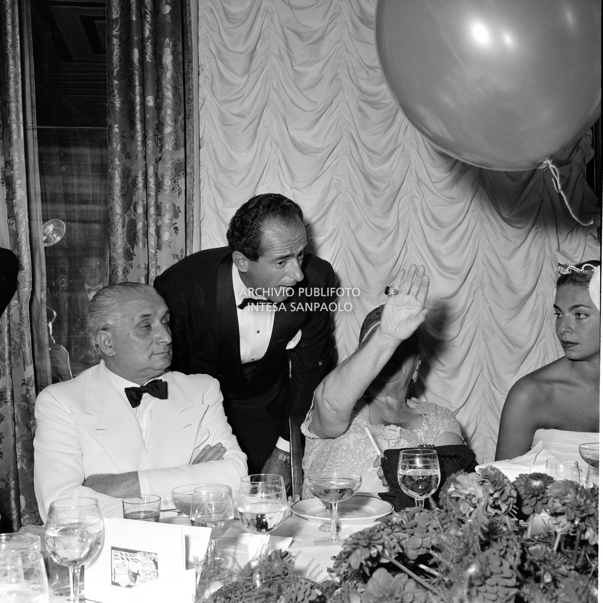 Giovanni Battista Meneghini, il principe Nicolò Pignatelli, Elsa Maxwell  e la contessa Gaea Pallavicini al ricevimento che la giornalista americana che ha organizzato in onore di Maria Callas