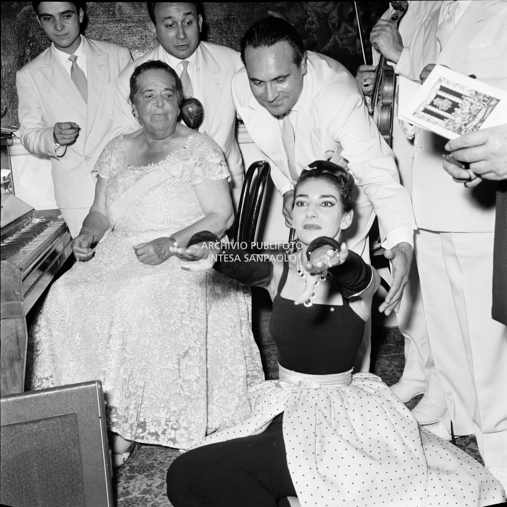 Maria Callas balla al ricevimento che Elsa Maxwell (alle sue spalle) ha organizzato in suo onore