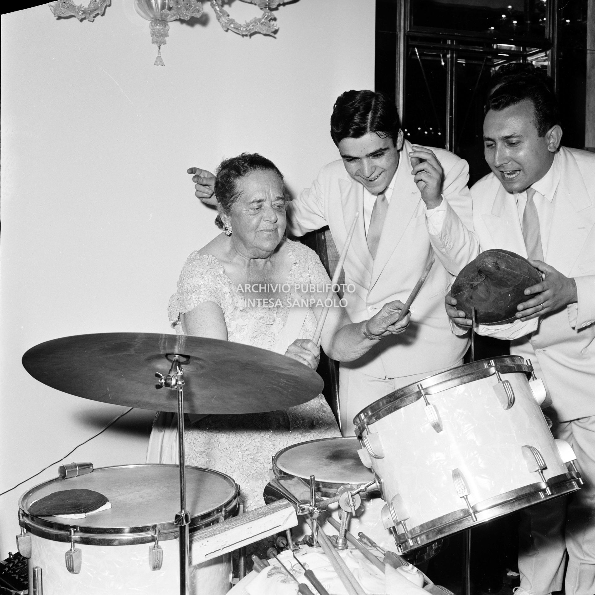 Elsa Maxwell suona la batteria circondata dai musicisti che intrattengono gli ospiti al ricevimento che la giornalista americana ha organizzato in onore di Maria Callas