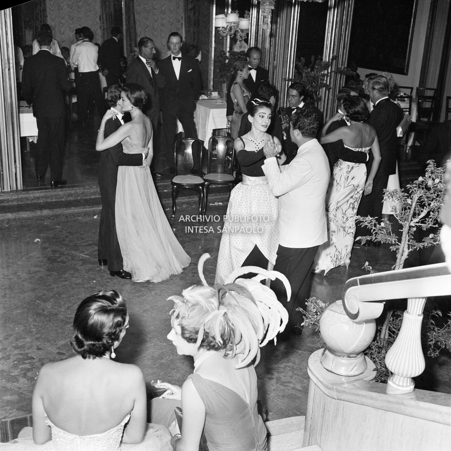 Maria Callas balla, tra gli altri, al ricevimento organizzato in suo onore da Elsa Maxwell