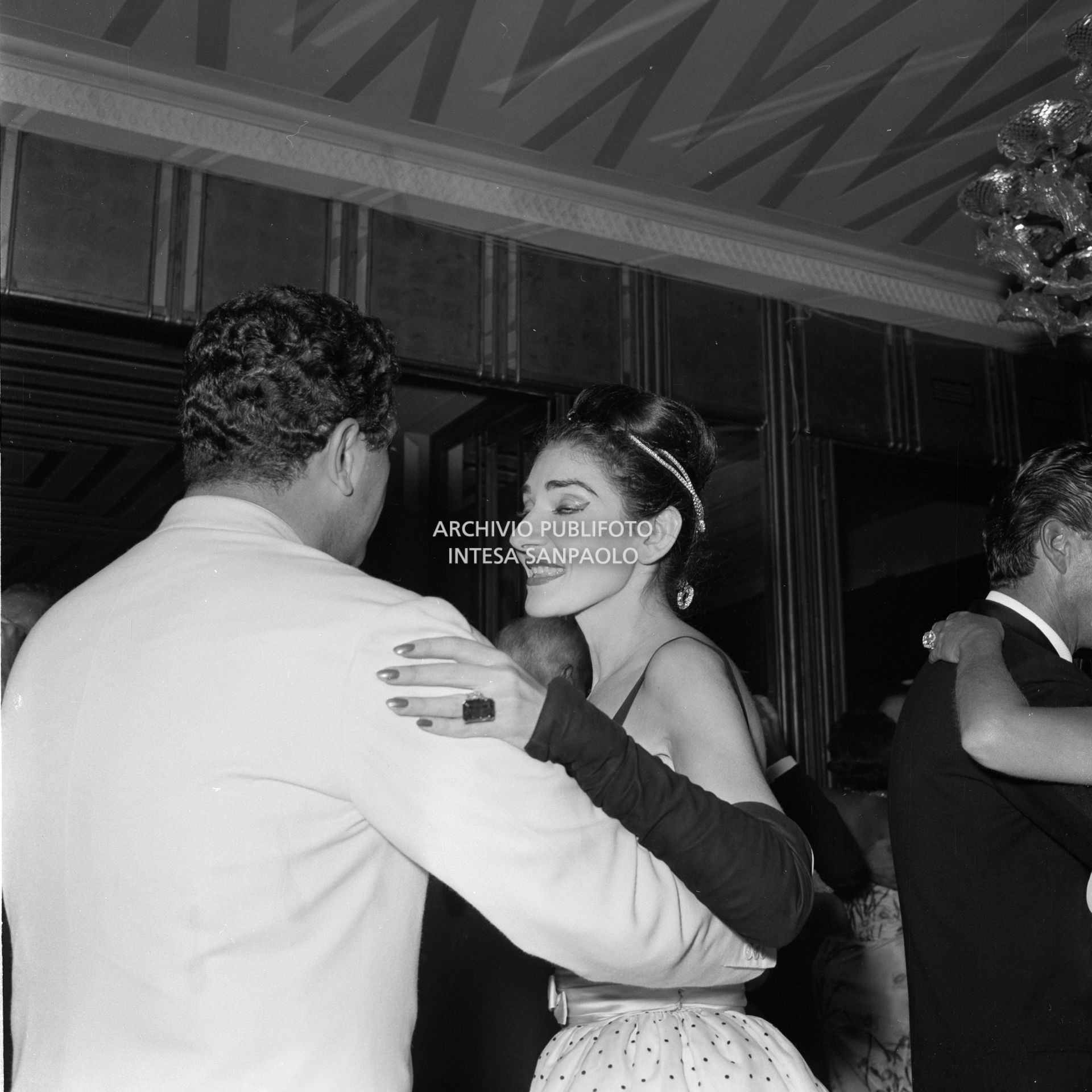 Maria Callas balla, tra gli altri, al ricevimento organizzato in suo onore da Elsa Maxwell