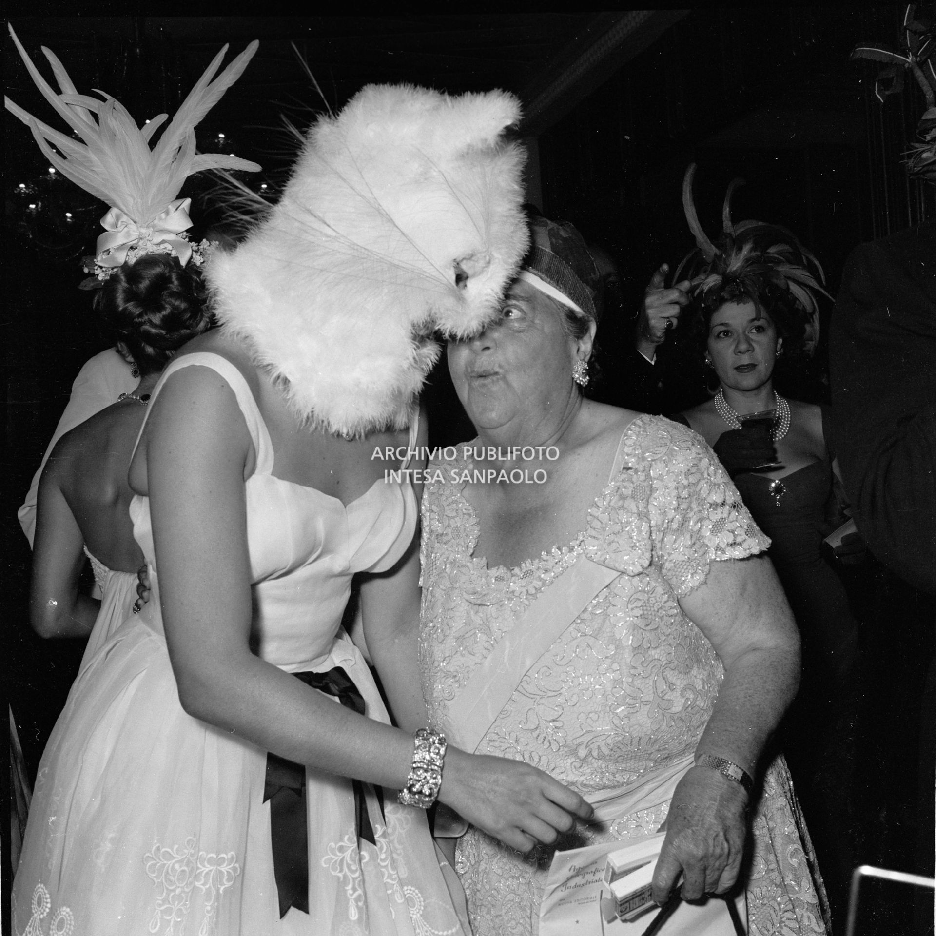 Domitilla Ruspoli, con la maschera da gatto, con Elsa Maxwell al ricevimento che quest'ultima ha organizzato in onore di Maria Callas