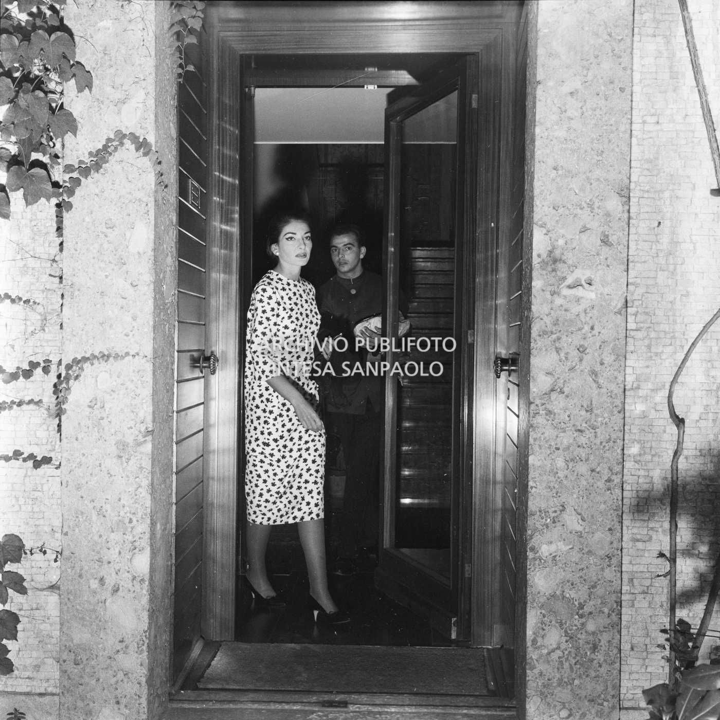 Maria Callas esce di casa diretta al Teatro alla Scala a registrare l'opera "La Gioconda"