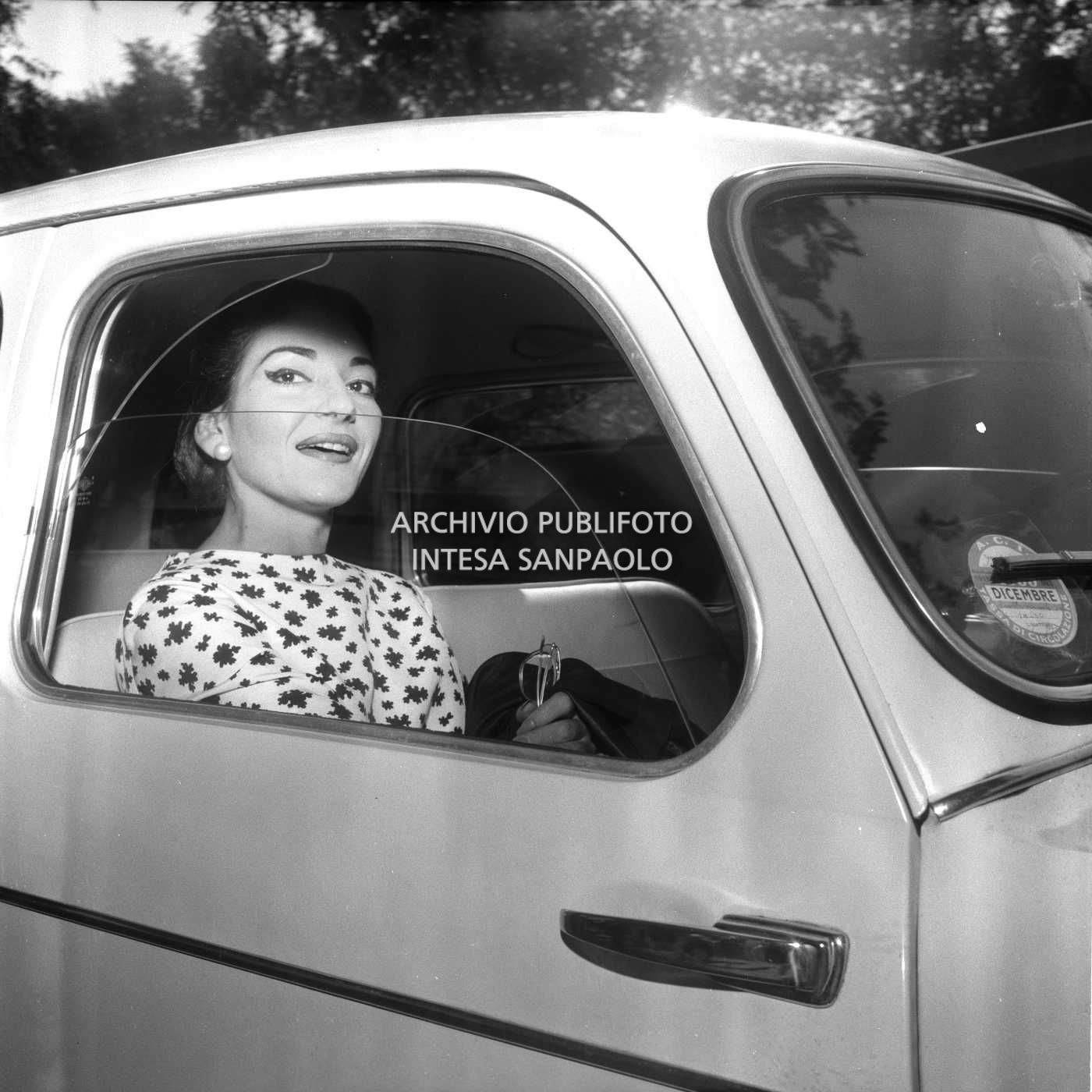 Maria Callas a bordo dell'auto che la accompagnerà al Teatro alla Scala a registrare l'opera "La Gioconda"