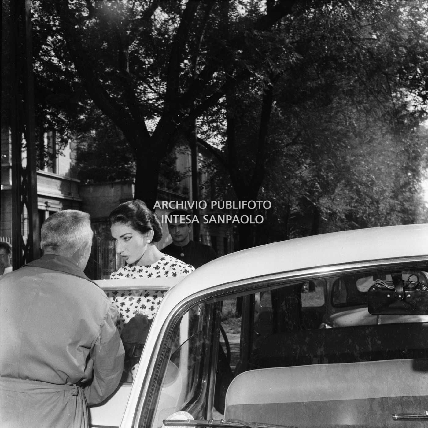 Maria Callas sale sull'auto che la accompagnerà al Teatro alla Scala a registrare l'opera "La Gioconda"