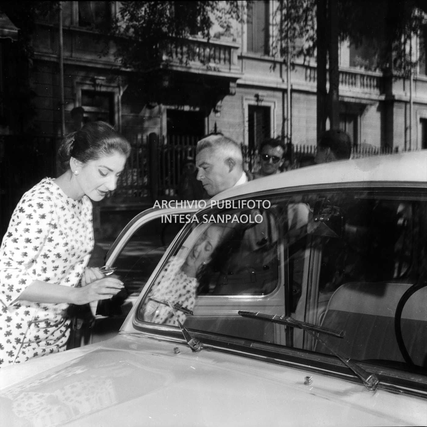 Maria Callas sale sull'auto che la accompagnerà al Teatro alla Scala a registrare l'opera "La Gioconda"
