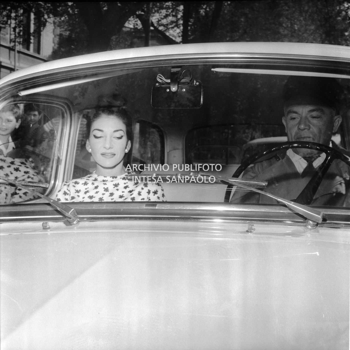 Maria Callas a bordo dell'auto che la accompagnerà al Teatro alla Scala a registrare l'opera "La Gioconda"