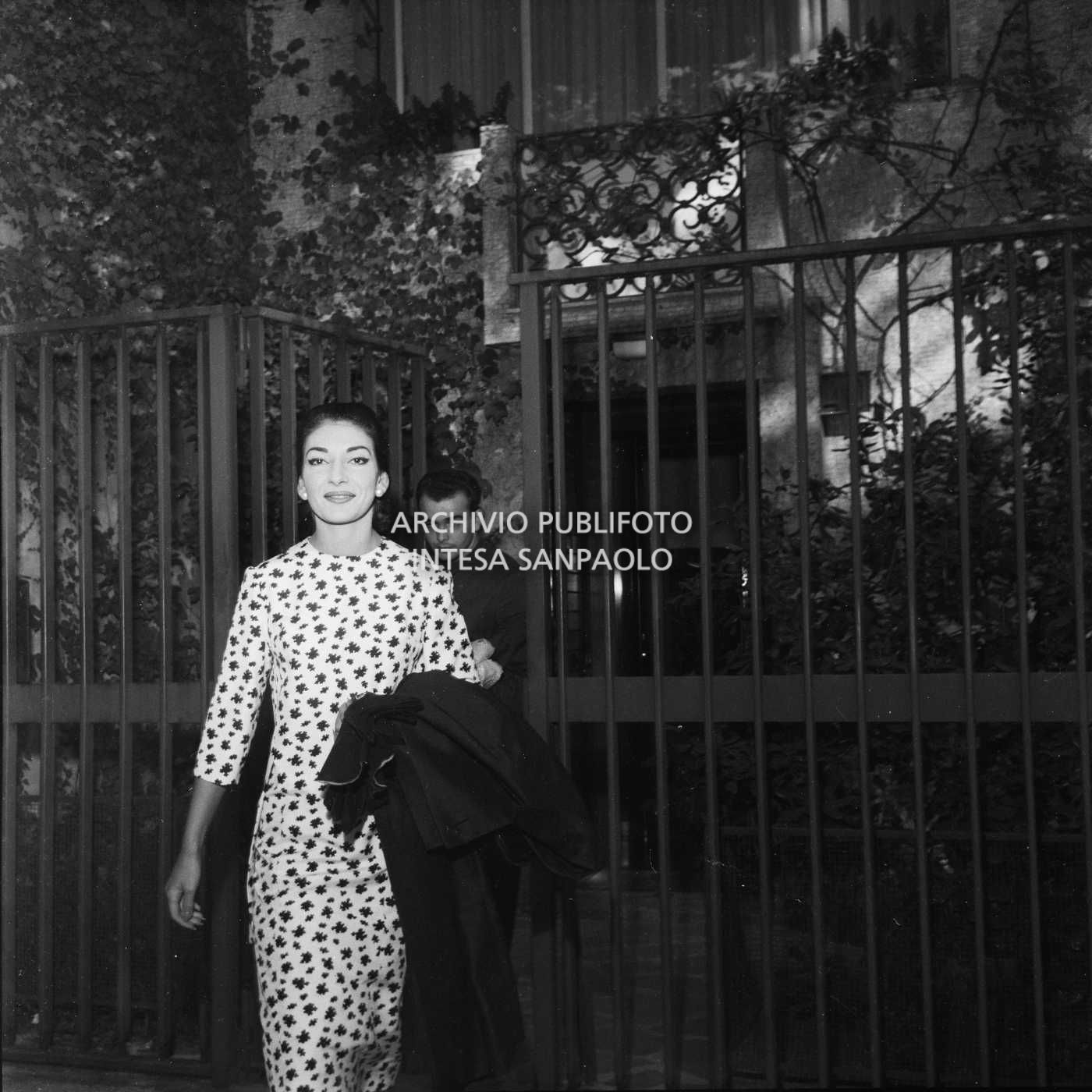 Maria Callas esce di casa diretta al Teatro alla Scala a registrare l'opera "La Gioconda"