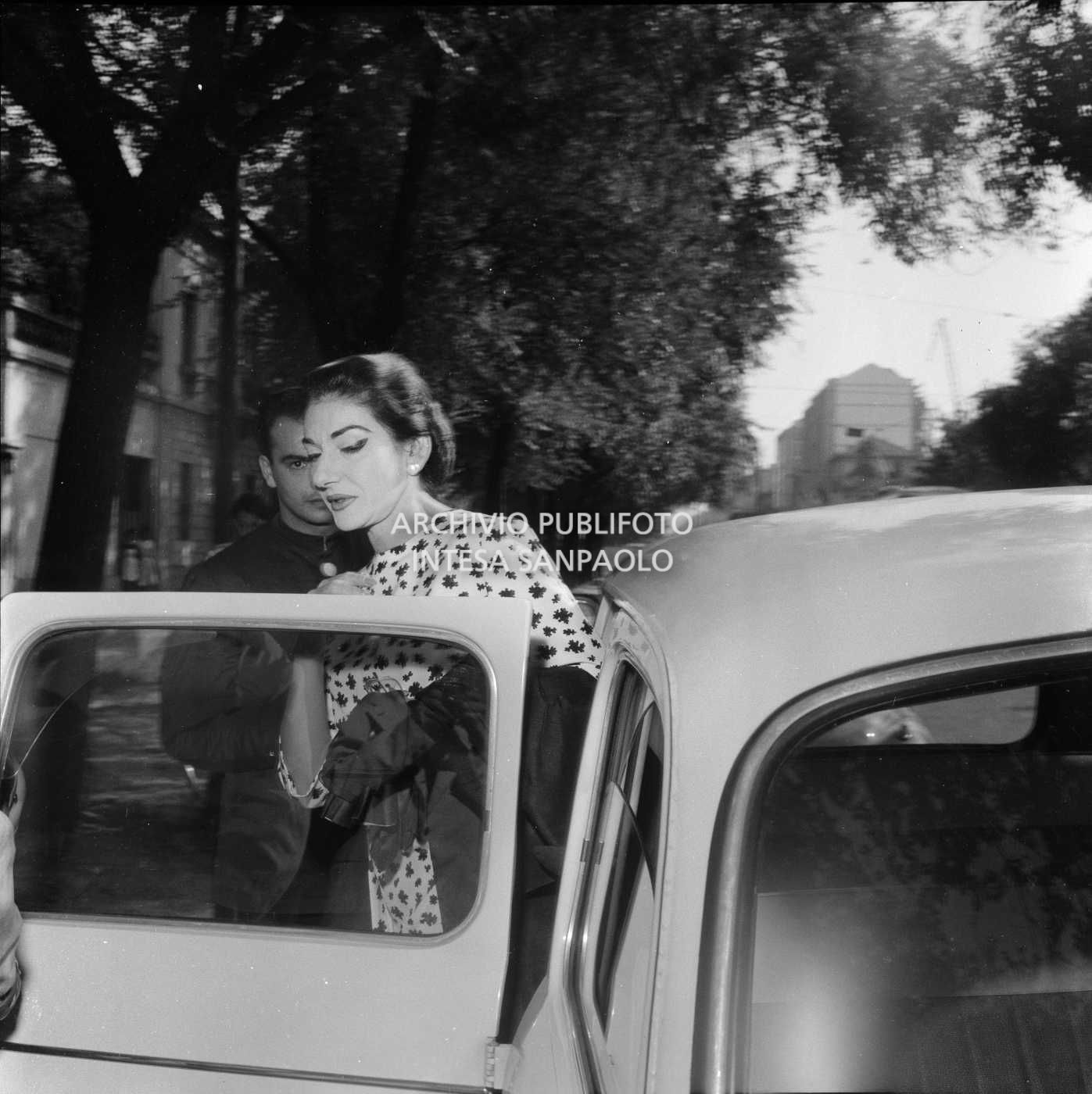 Maria Callas sale sull'auto che la accompagnerà al Teatro alla Scala a registrare l'opera "La Gioconda"