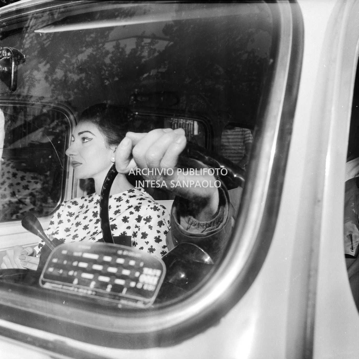 Maria Callas a bordo dell'auto che la accompagnerà al Teatro alla Scala a registrare l'opera "La Gioconda"