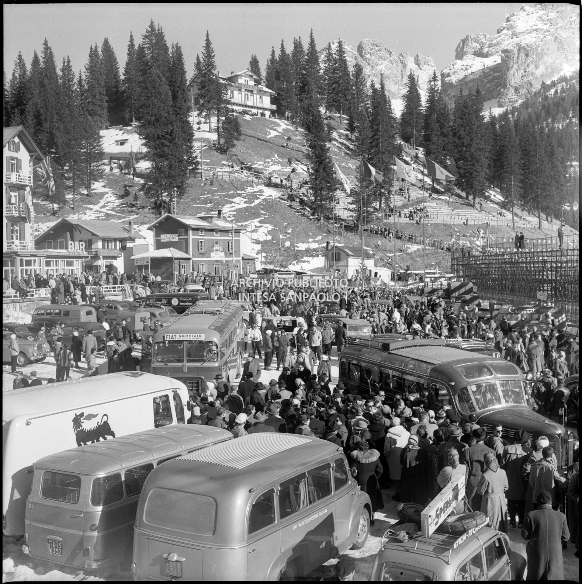Folla al Lago di Misurina durante i VII Giochi olimpici invernali a Cortina d'Ampezzo
