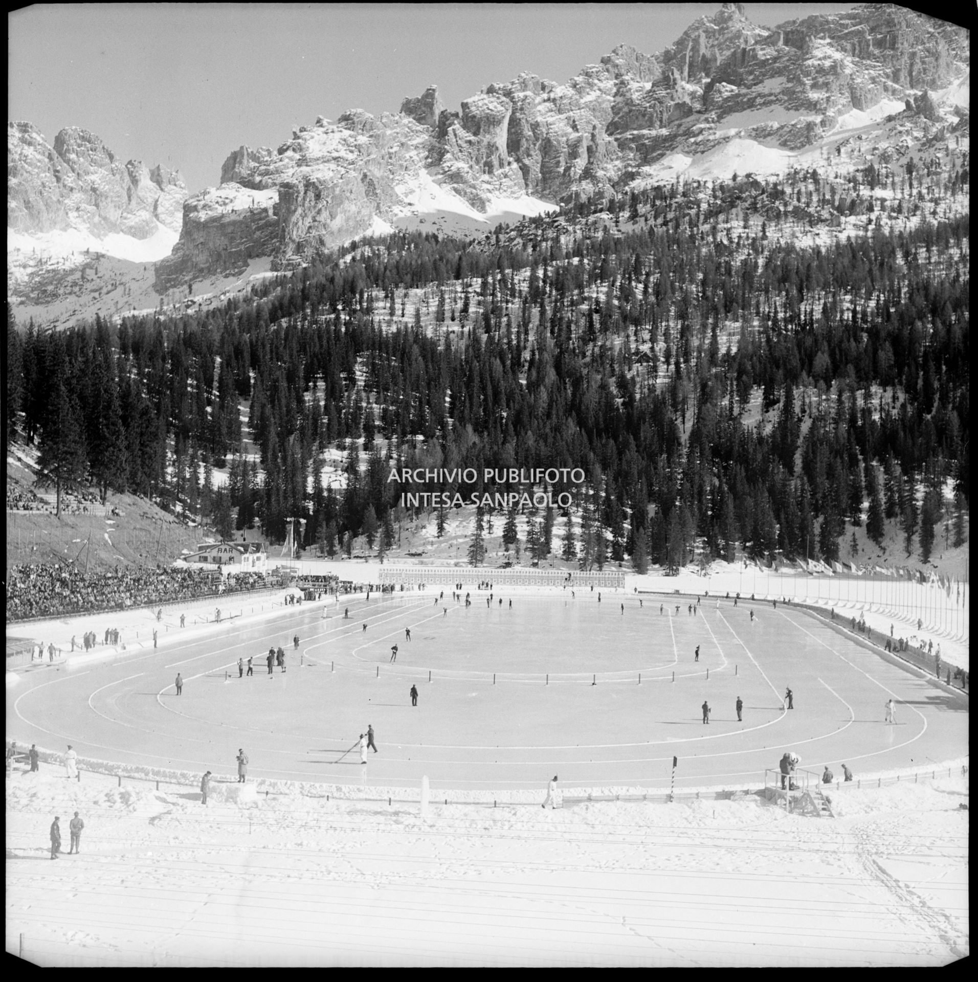La pista di pattinaggio su ghiaccio per le prove di velocità allestita sul lago di Misurina ghiacciato per i VII Giochi olimpici invernali di Cortina d'Ampezzo